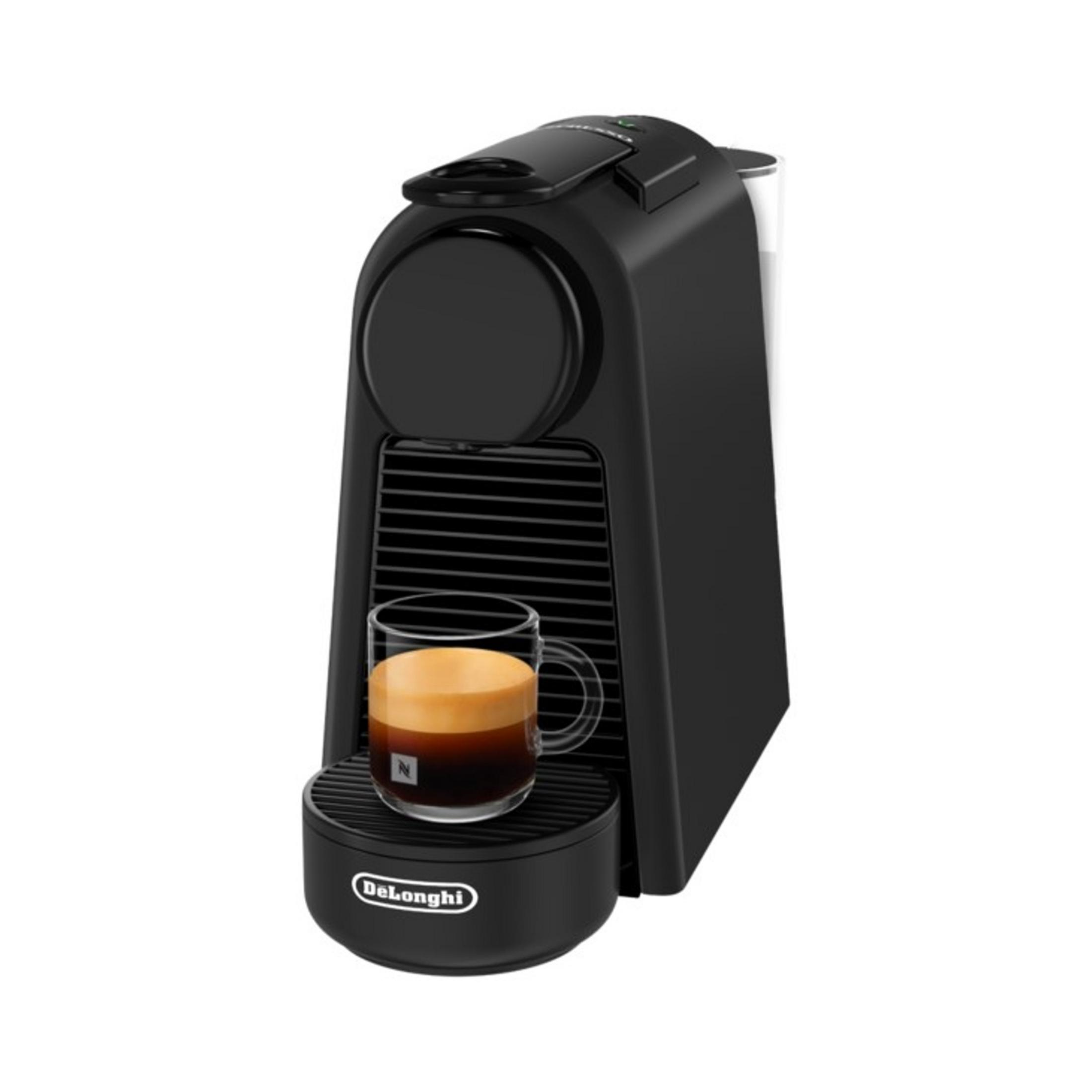Macchina da caffè nera con tazza di espresso e crema accanto.