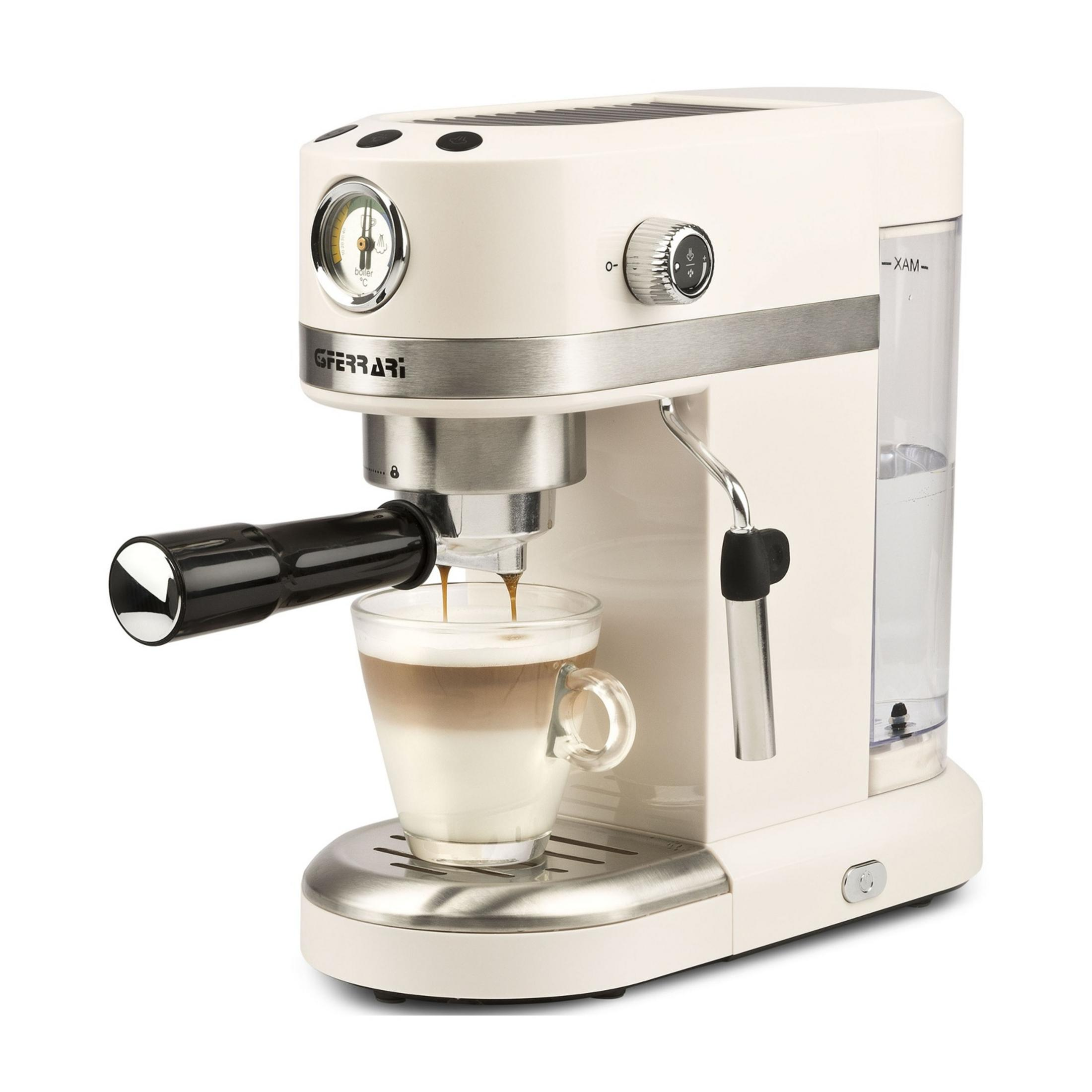 Máquina de espresso color crema preparando café en vaso con capas de leche y café.