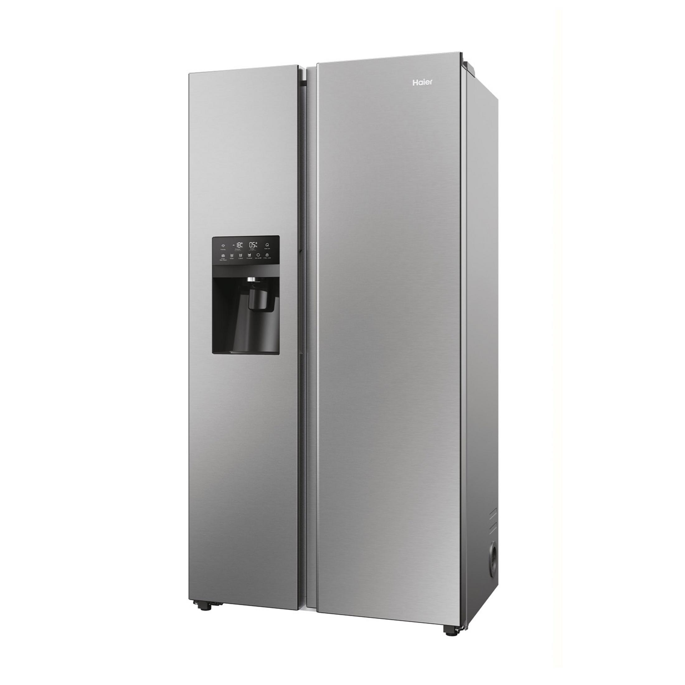Un frigorifero Haier side-by-side argentato con dispenser d'acqua.