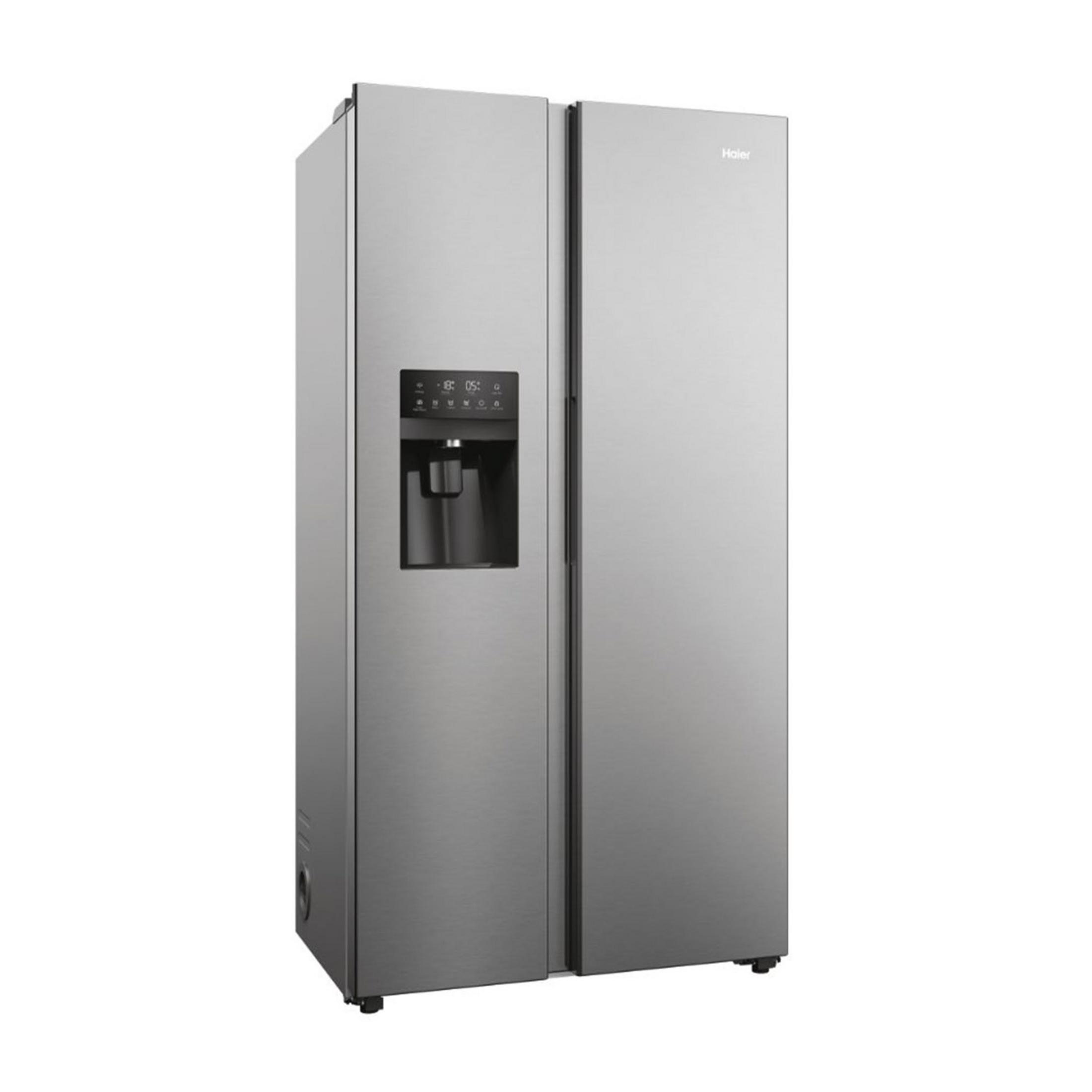 Un frigorifero Haier argento side-by-side con dispenser d'acqua.