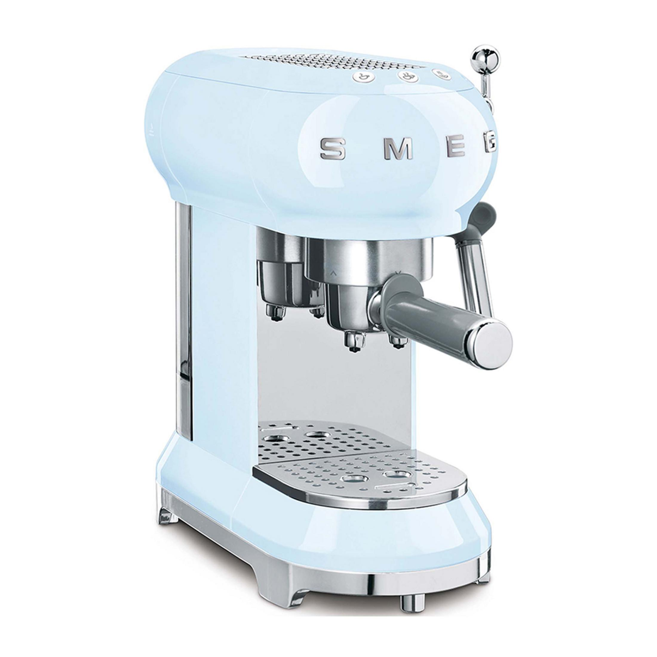 Macchina per espresso Smeg azzurra con dettagli cromati.