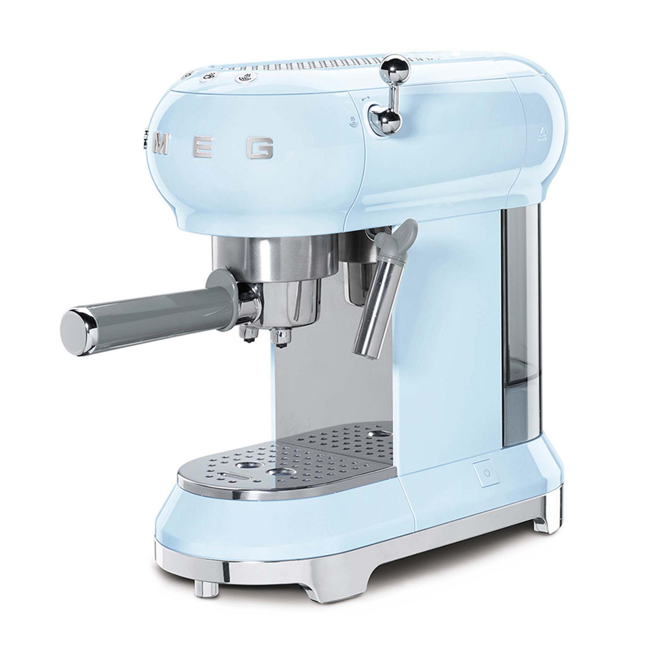 Una macchina per espresso azzurra con dettagli cromati su sfondo bianco.