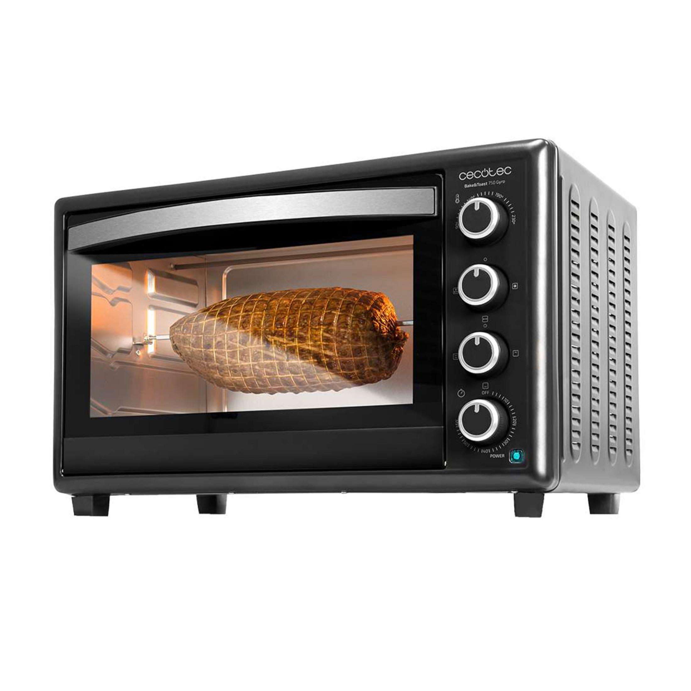 Czarny piekarnik z rożnem, na którym piecze się pieczeń w siatce.