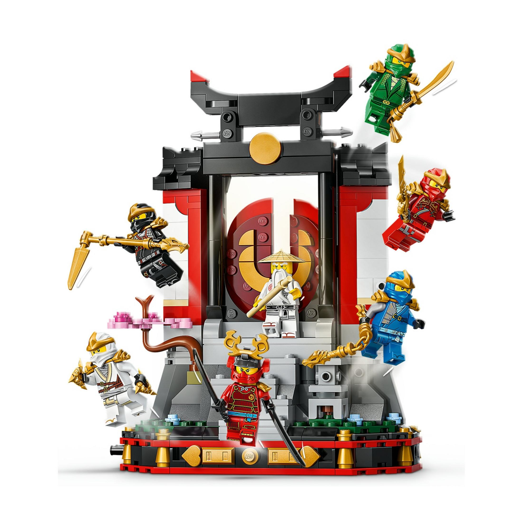 Wojownicy LEGO Ninjago walczą przed bramą w stylu japońskim.