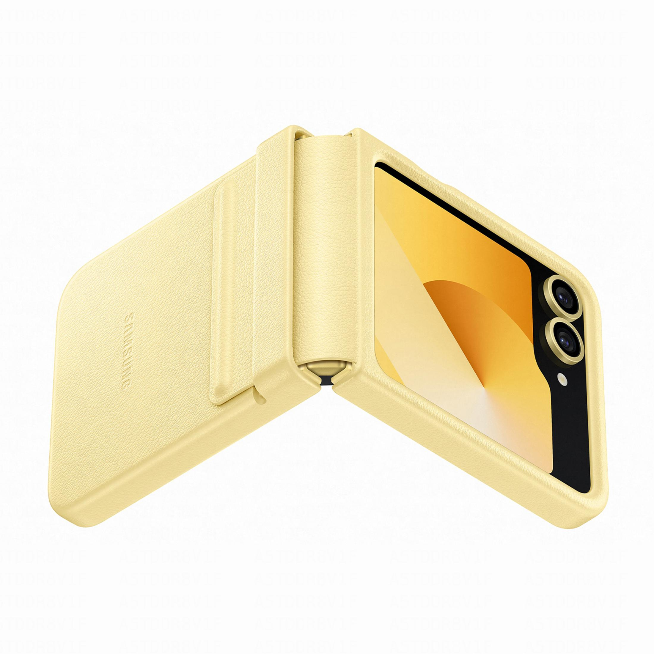 Un teléfono plegable amarillo con dos cámaras, sobre fondo blanco.