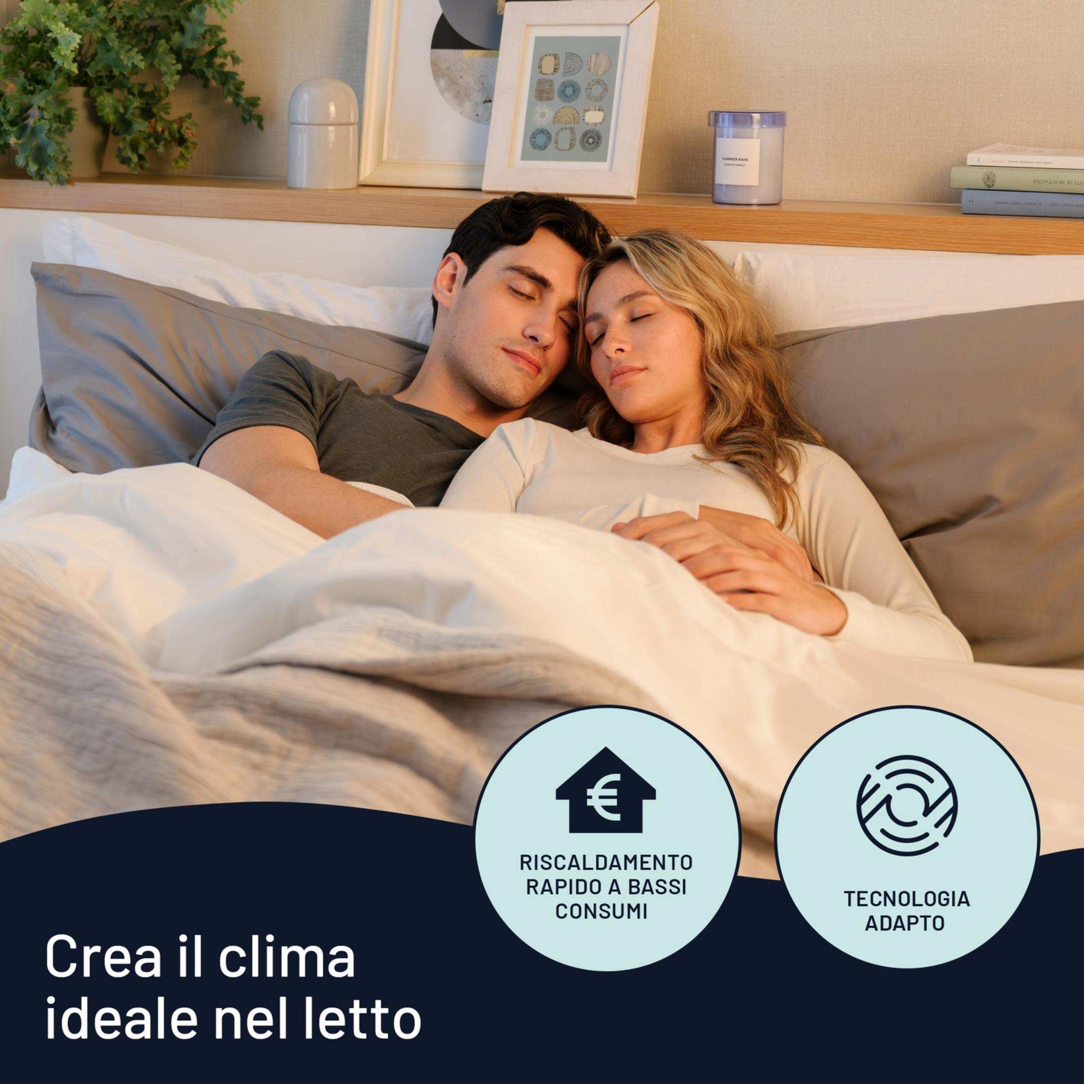 Una pareja durmiendo en la cama con decoraciones en una estantería detrás.
