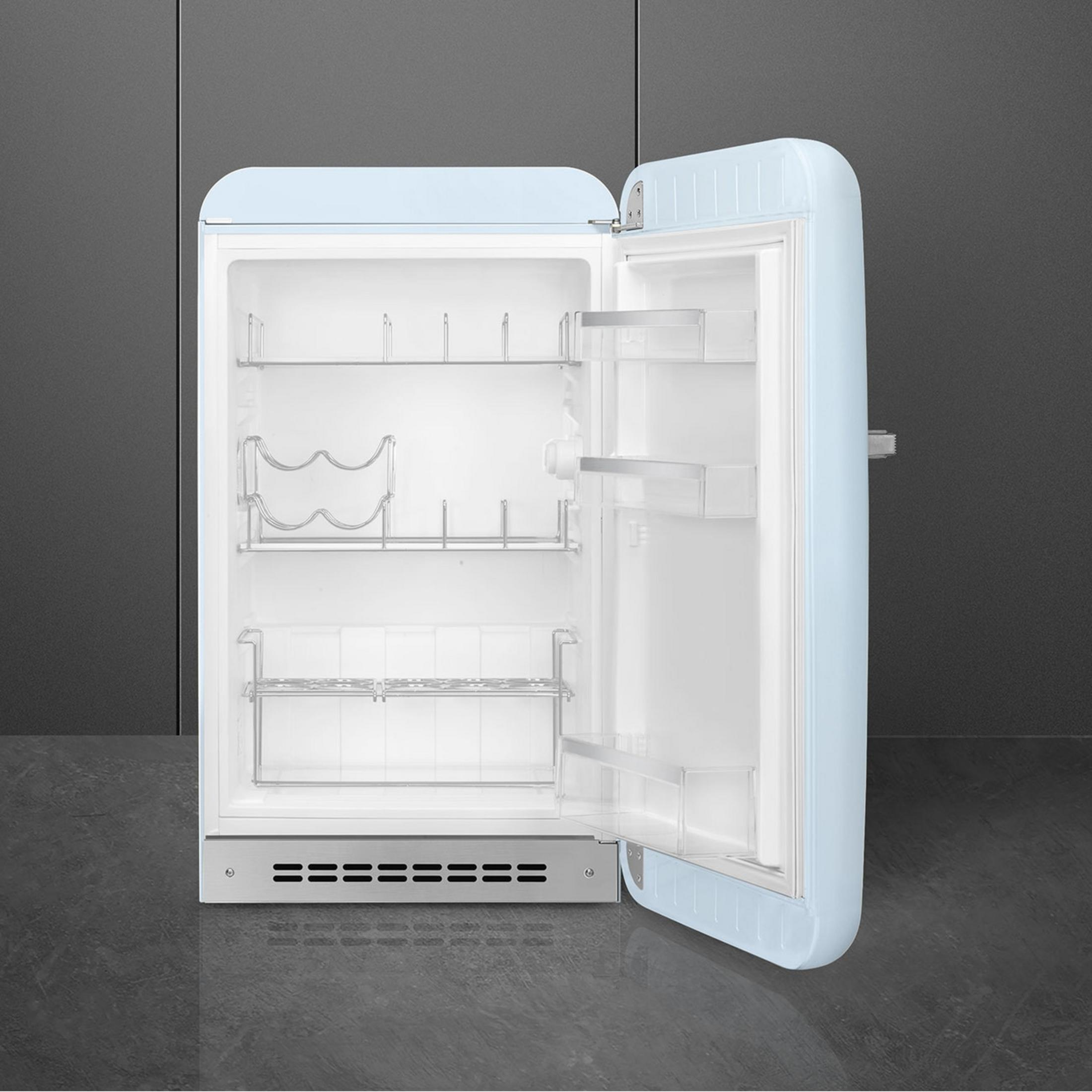 Interior de un refrigerador azul claro con puertas abiertas y estantes.