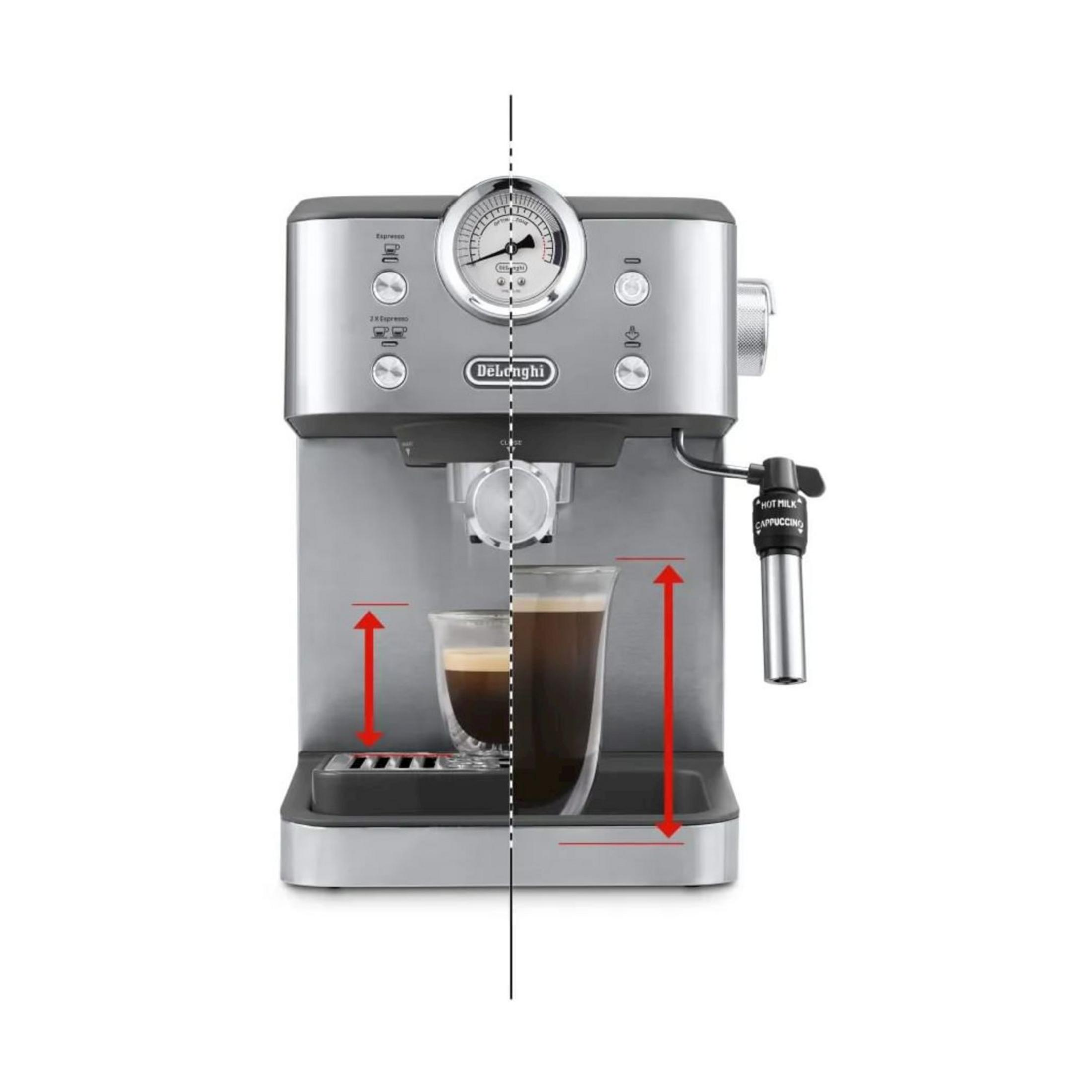 Una máquina de espresso DeLonghi plateada con un medidor y dos vasos.