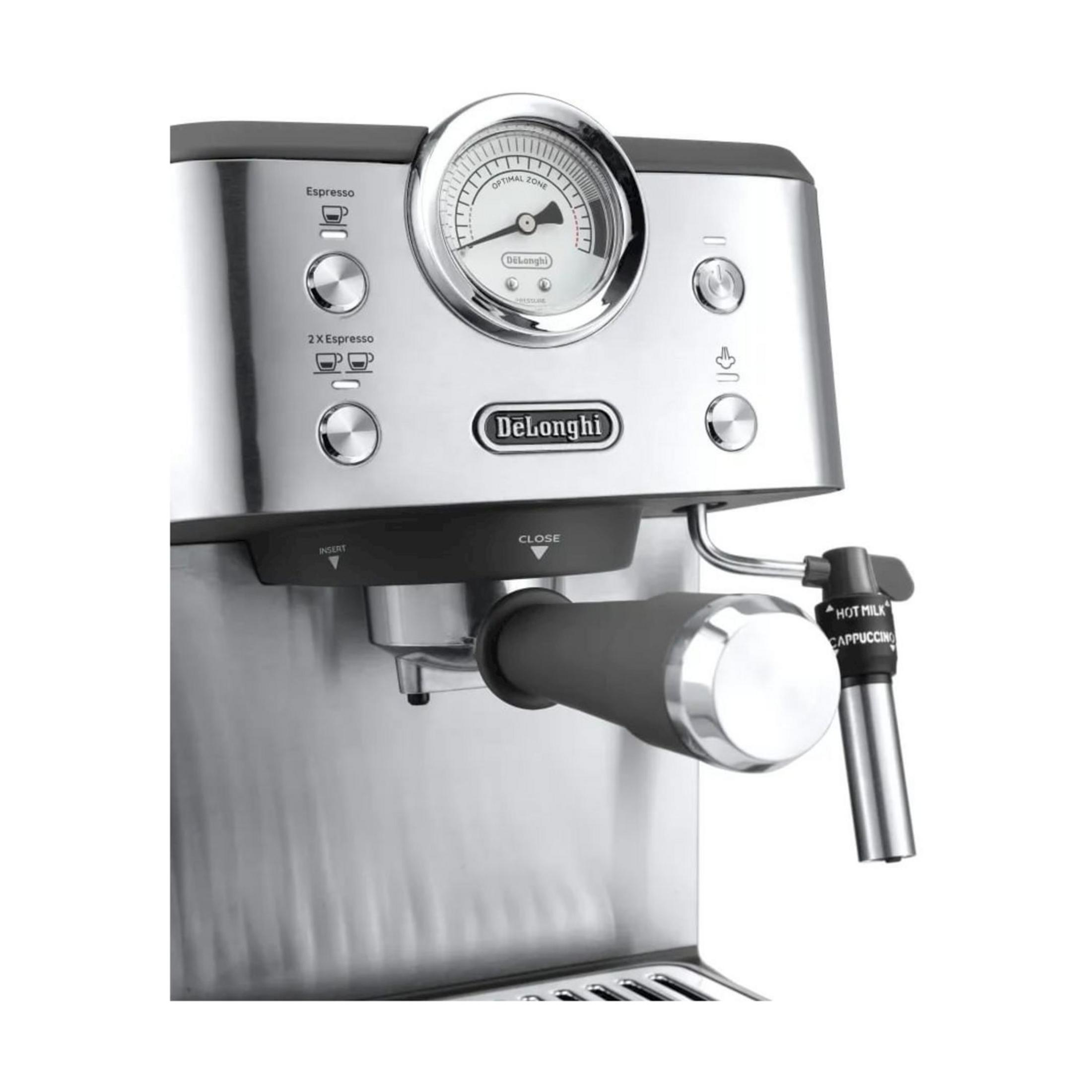 Máquina de espresso de acero inoxidable con manómetro, botón y vaporizador.