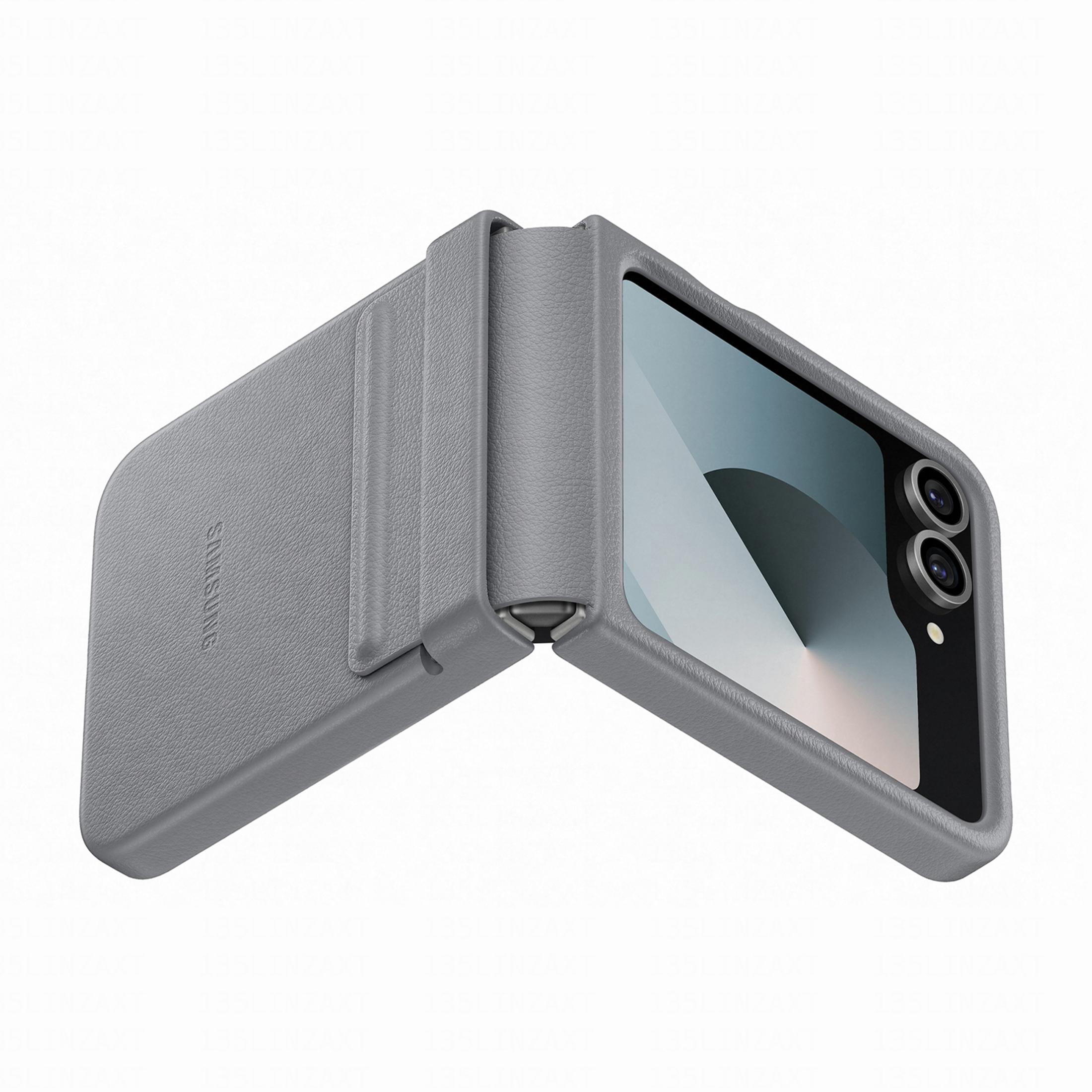 Funda tipo flip gris para un smartphone que muestra dos lentes de cámara y parte de la pantalla.
