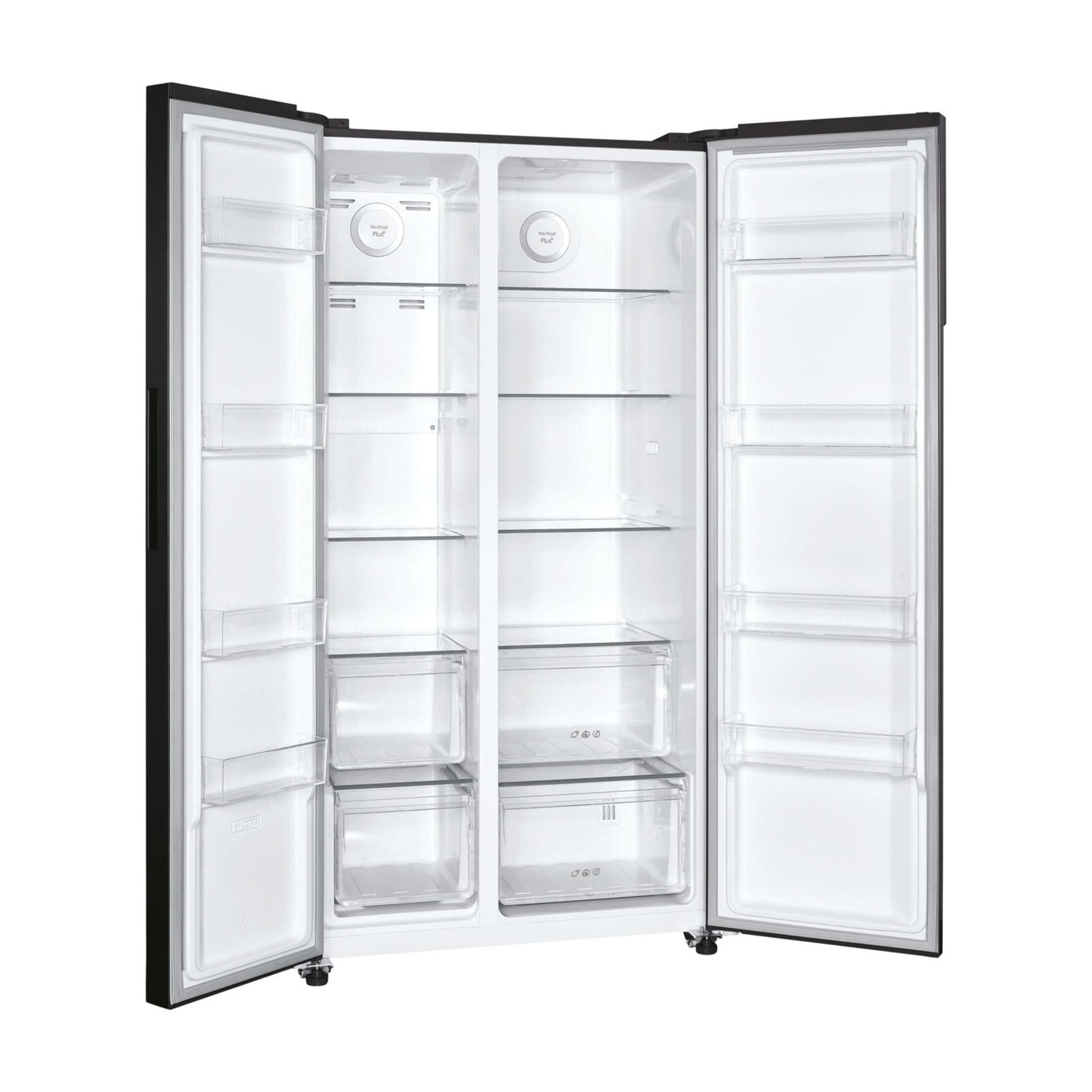 Un refrigerador abierto y vacío con dos puertas y estantes de cristal.