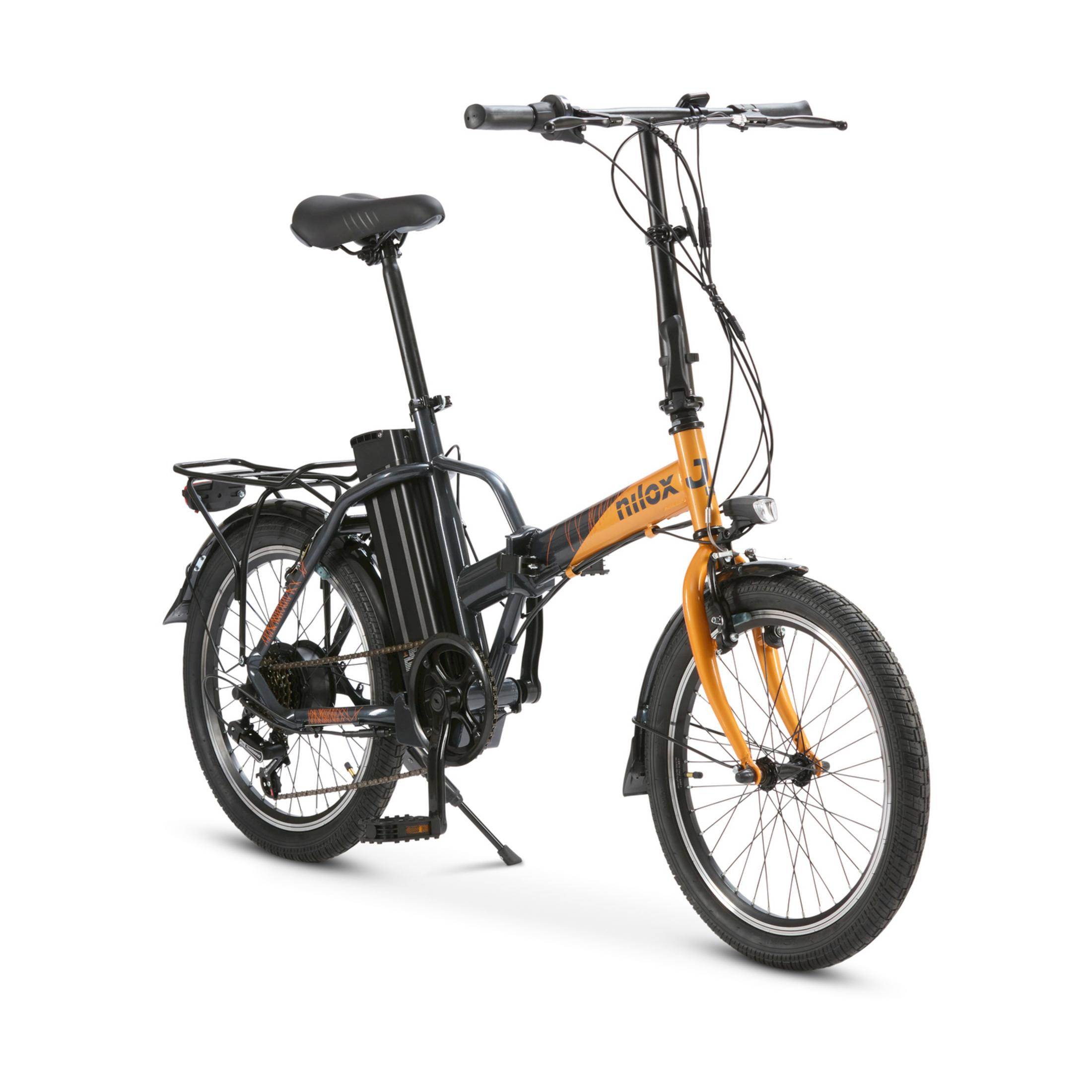 Pomarańczowo-czarny składany rower elektryczny z bagażnikiem i baterią.