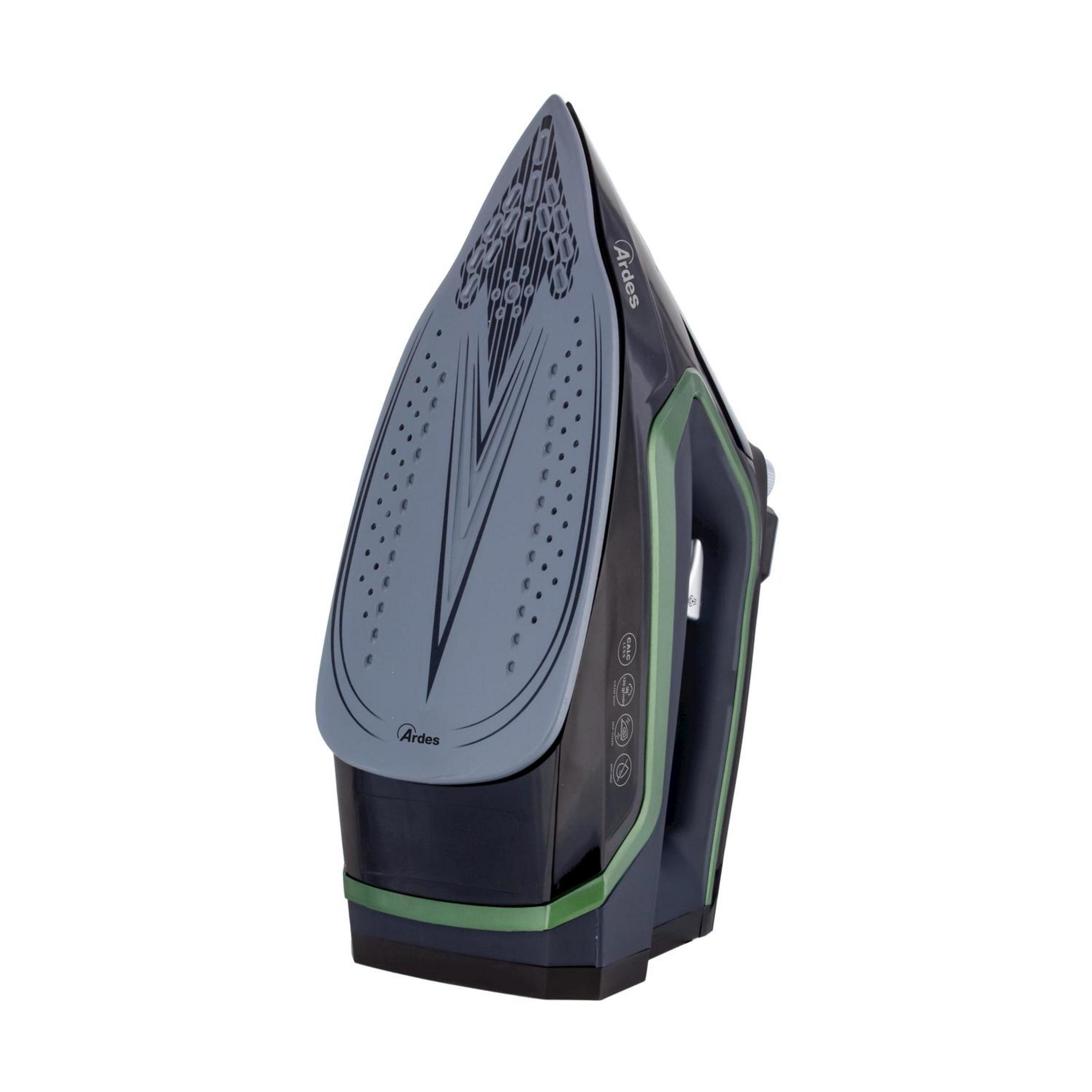 Ciemne żelazko z zielonymi akcentami na białym tle.