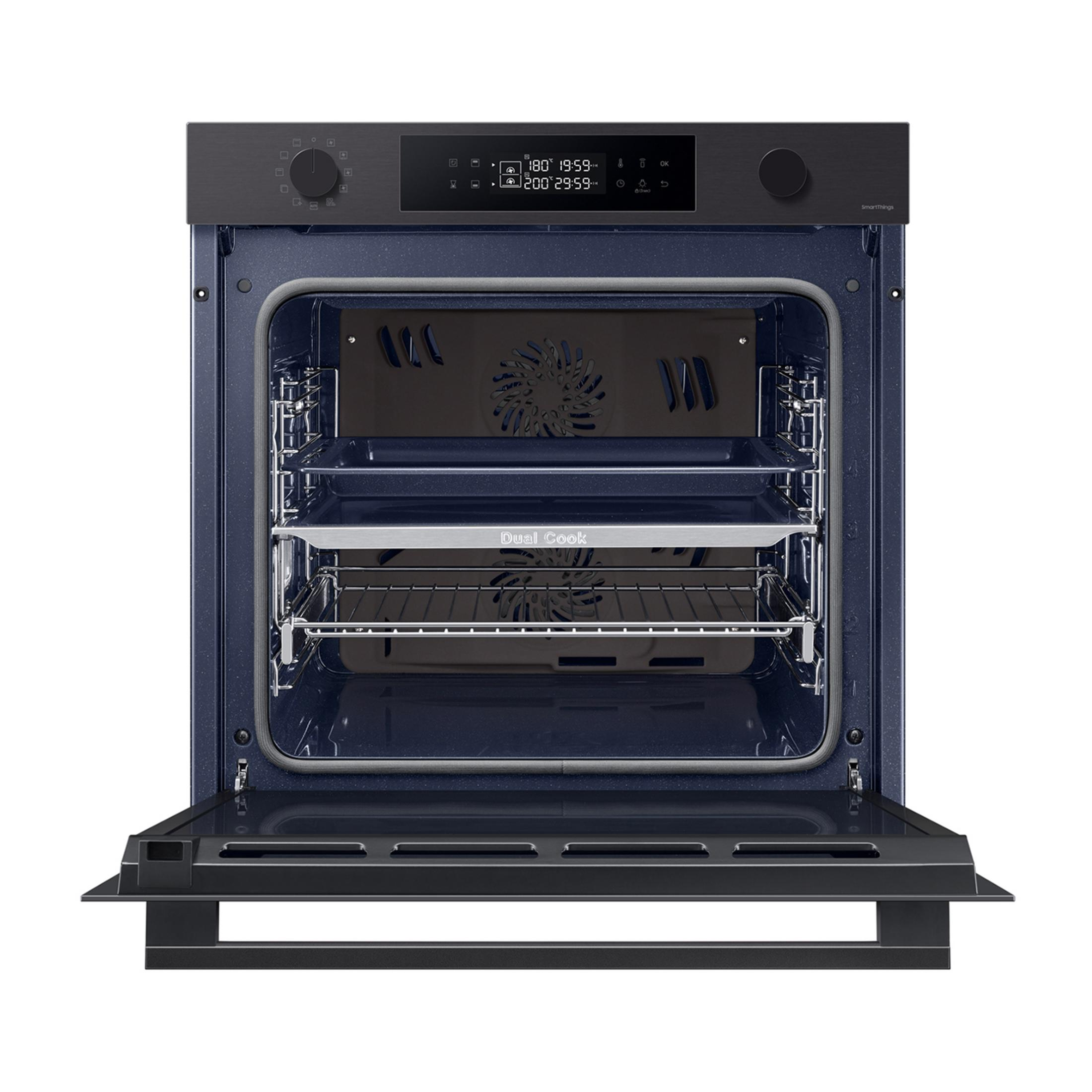 Un forno da incasso moderno con porta aperta, pannello di controllo nero e interno blu.