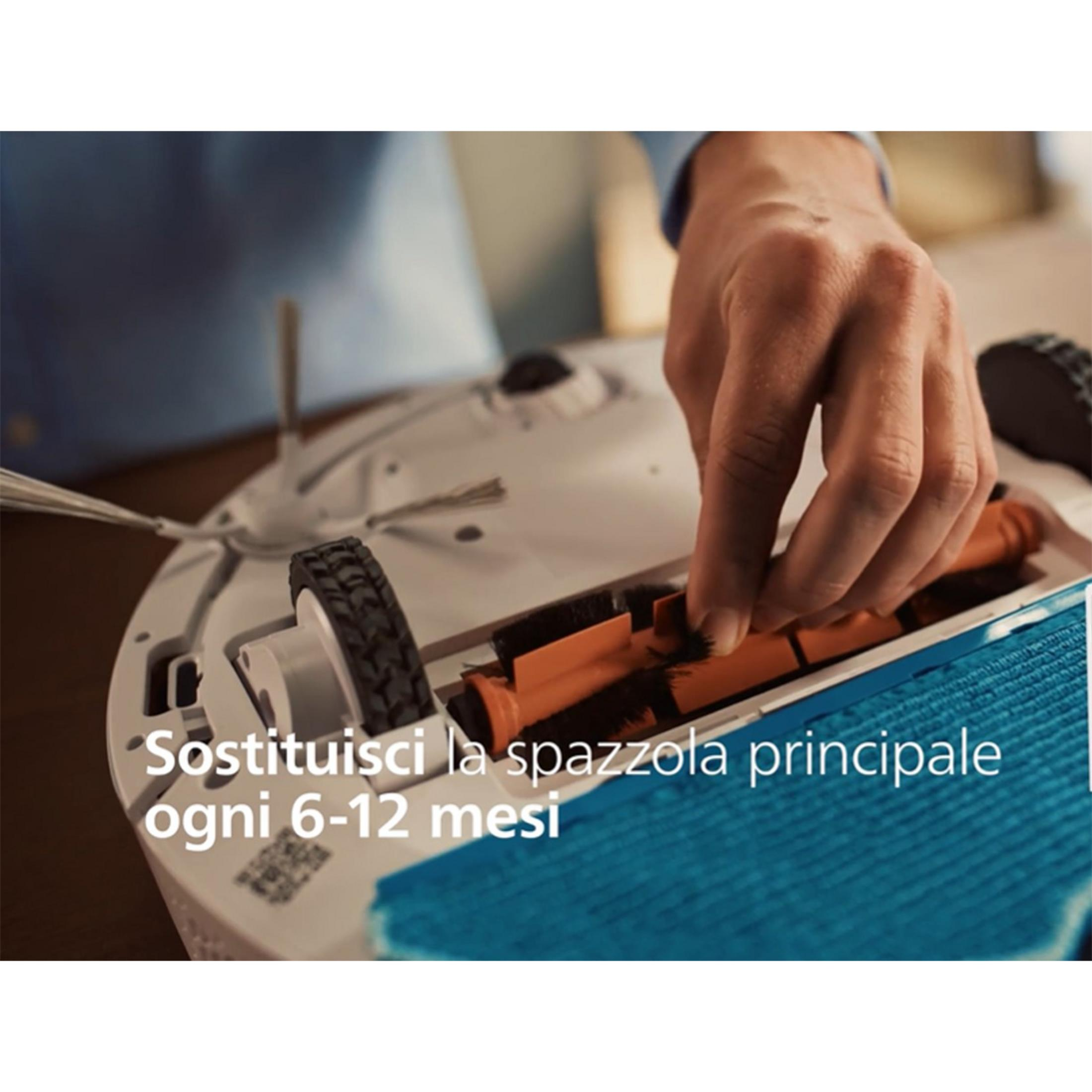 Une main remplace la brosse principale d'un aspirateur robot.