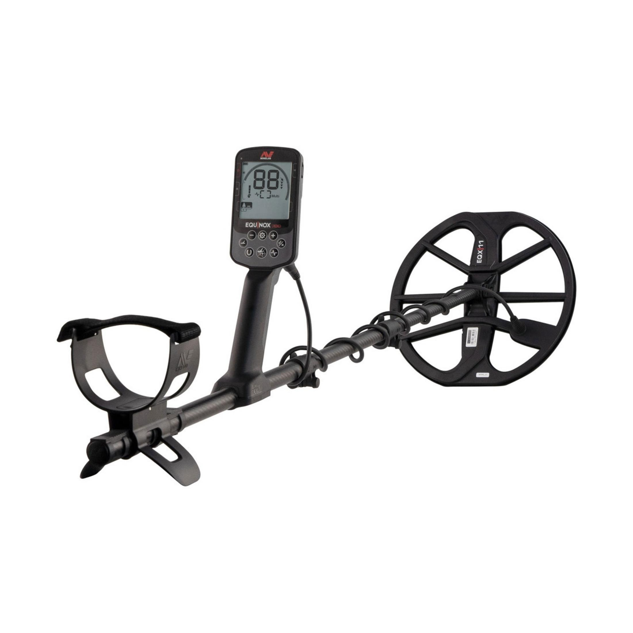 Metal detector nero con bobina di ricerca rotonda, manico e display digitale.