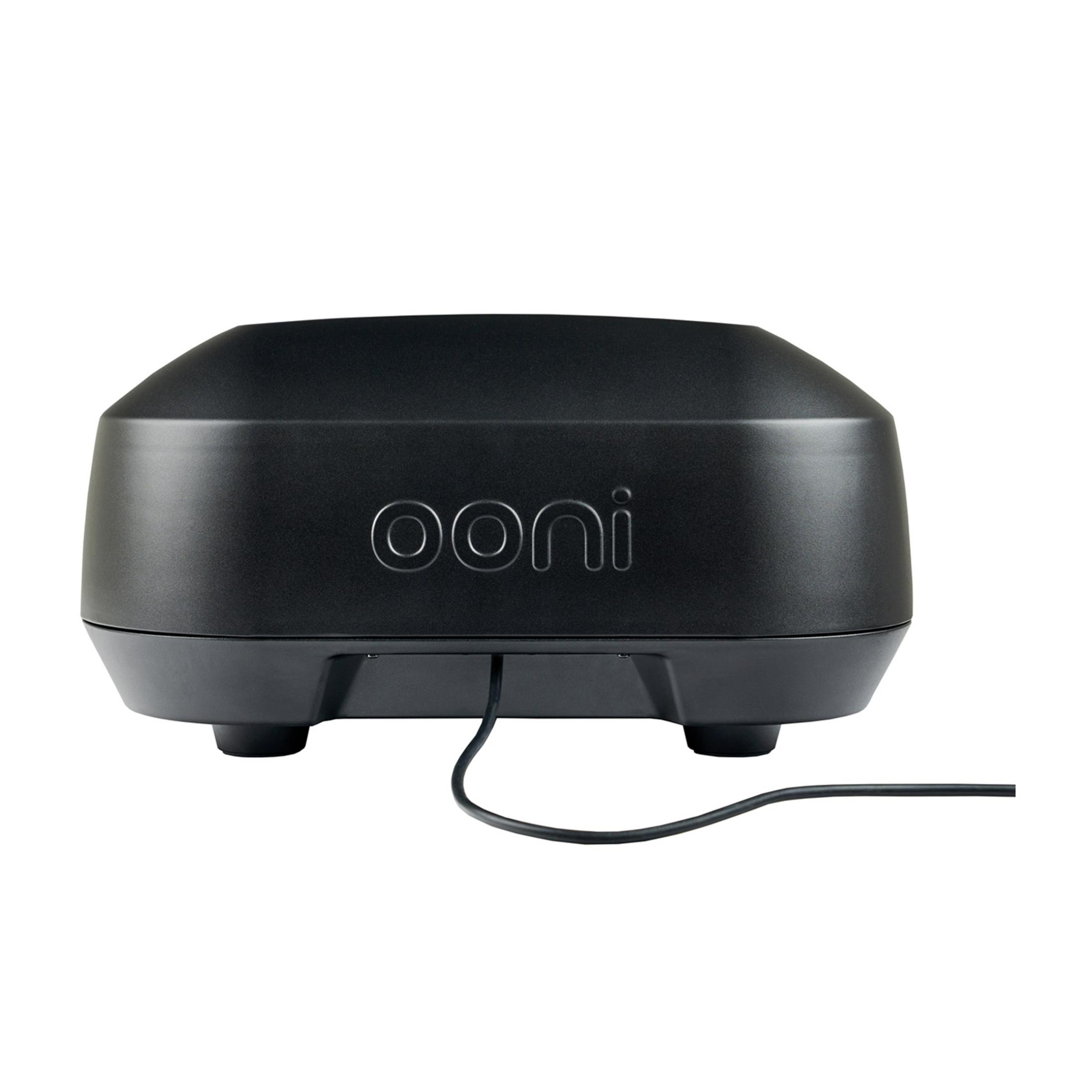 Ein schwarzes Ooni-Gerät mit Kabel auf weißem Hintergrund.