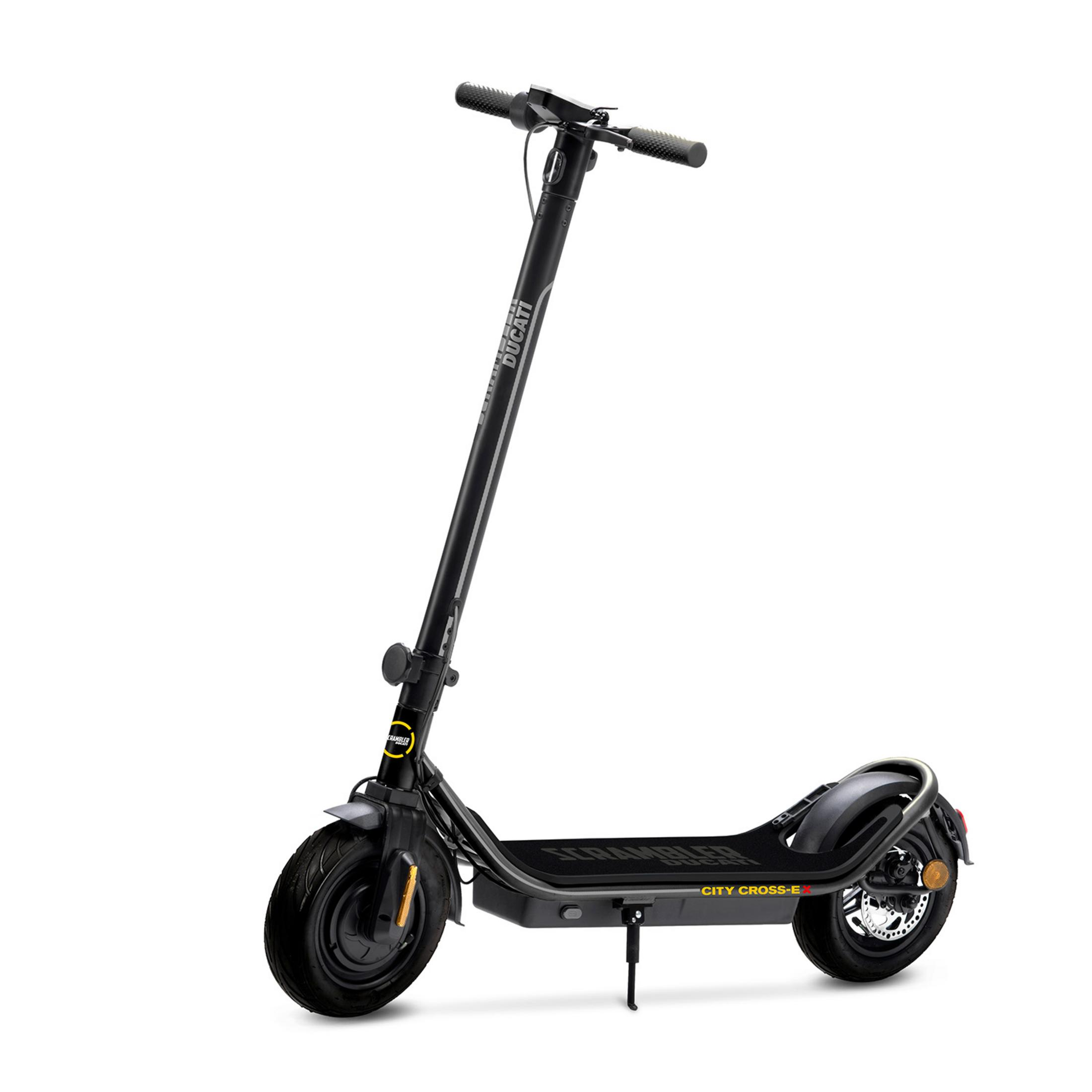 Czarna hulajnoga elektryczna Ducati z szeroką kierownicą i wyświetlaczem. Napis City Cross-E.