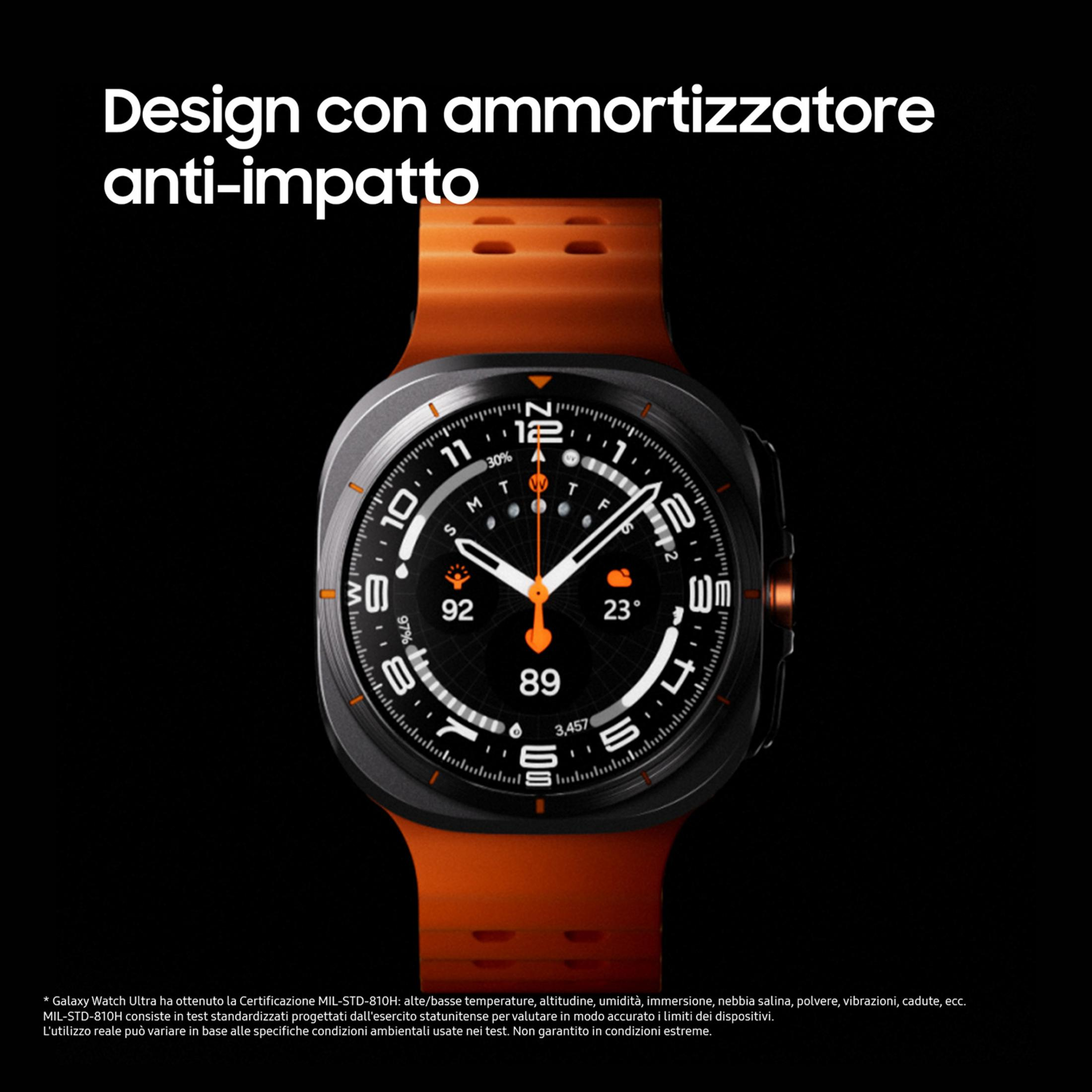 Uno smartwatch arancione con quadrante nero e cassa argentata su sfondo nero.