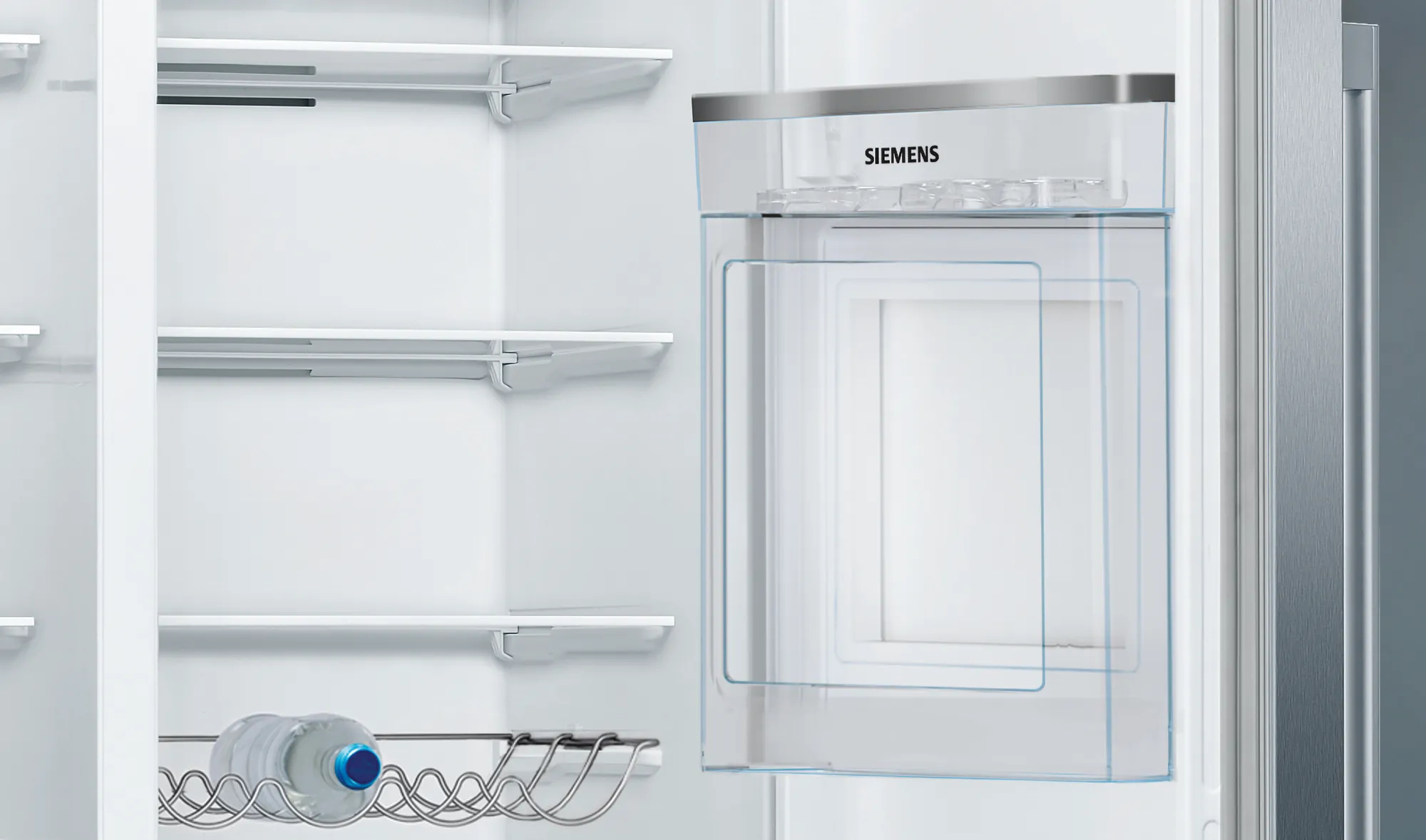 Ein offener Kühlschrank mit Regalen und einer Flasche Wasser.