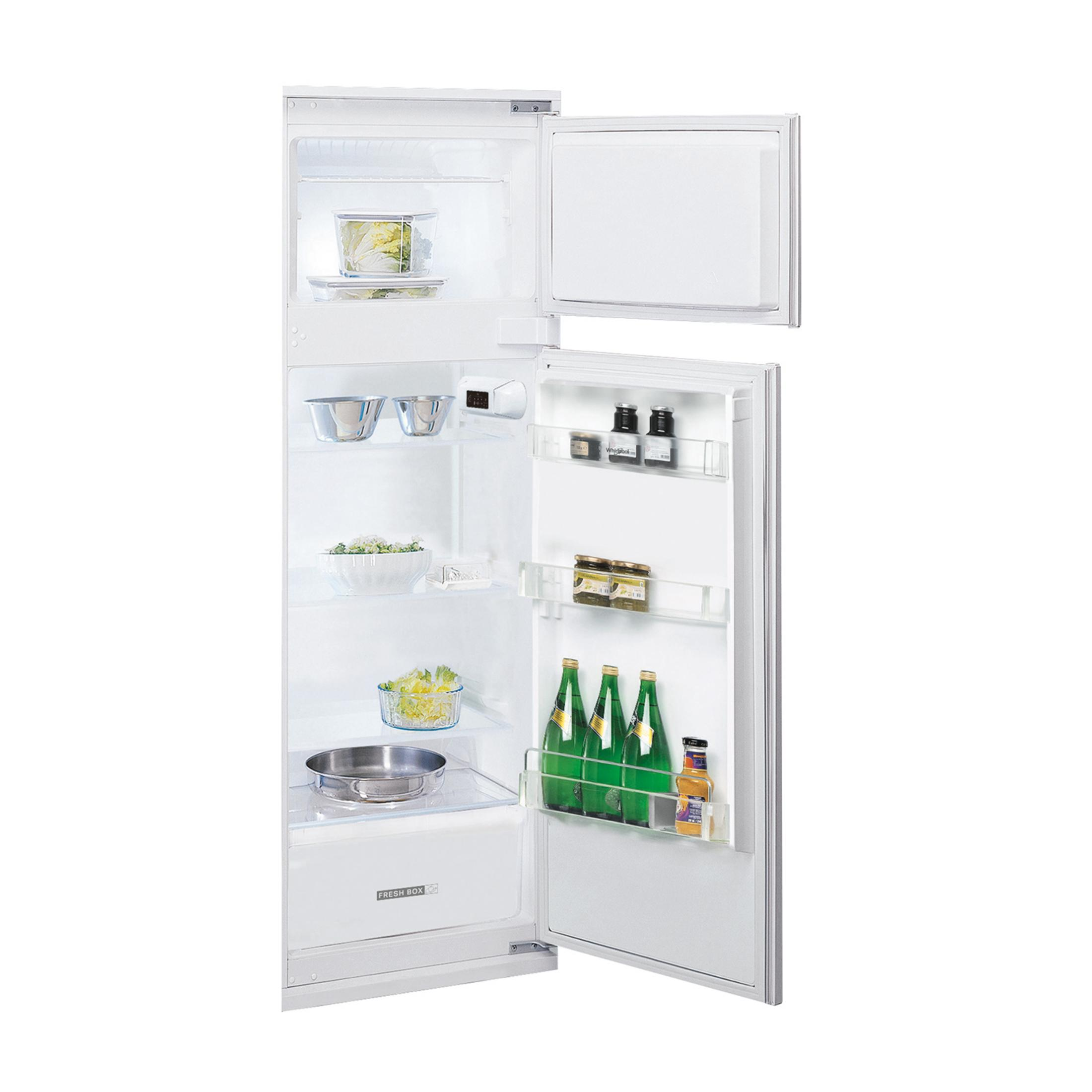 Otwarta biała lodówka z produktami spożywczymi na półkach.