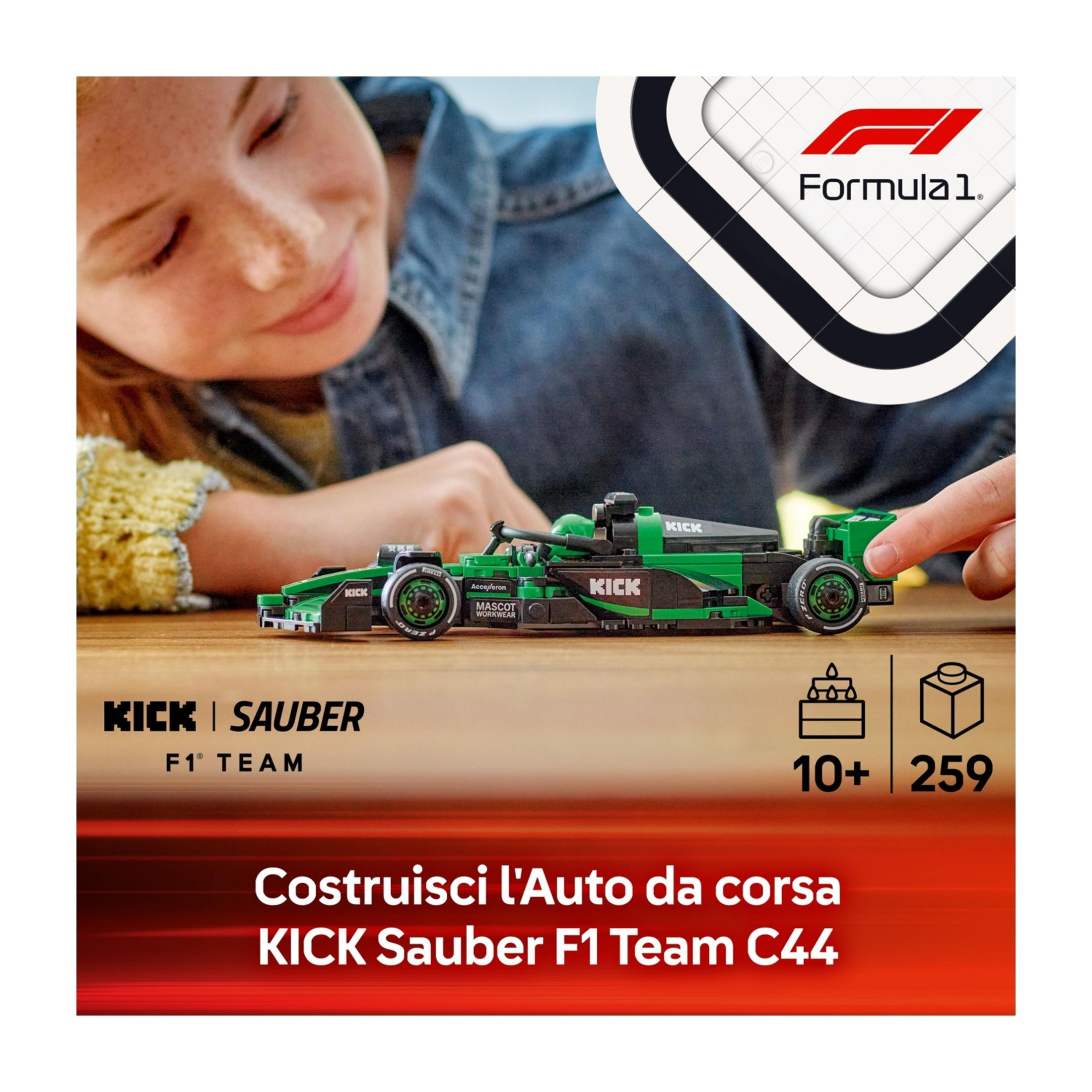 Ahşap bir masada yeşil bir Formula 1 yarış arabası modeli.