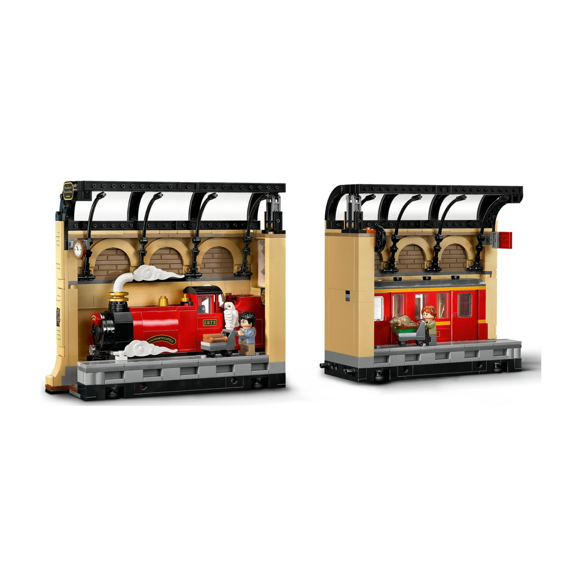 Modelo LEGO de estación Hogwarts con tren rojo, figuras de Harry Potter y Hedwig.