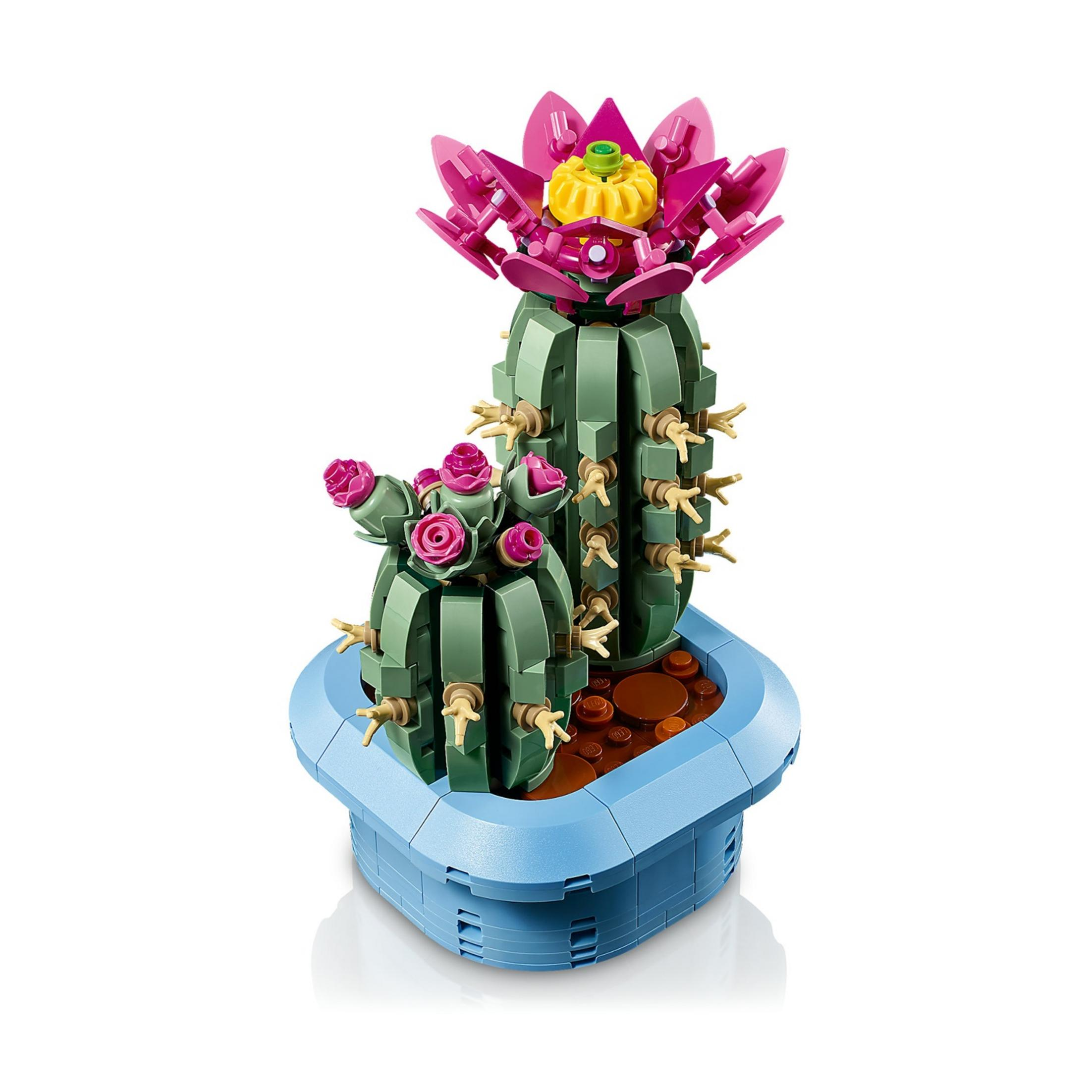 Cactus Lego verde con flores rosas en maceta azul.