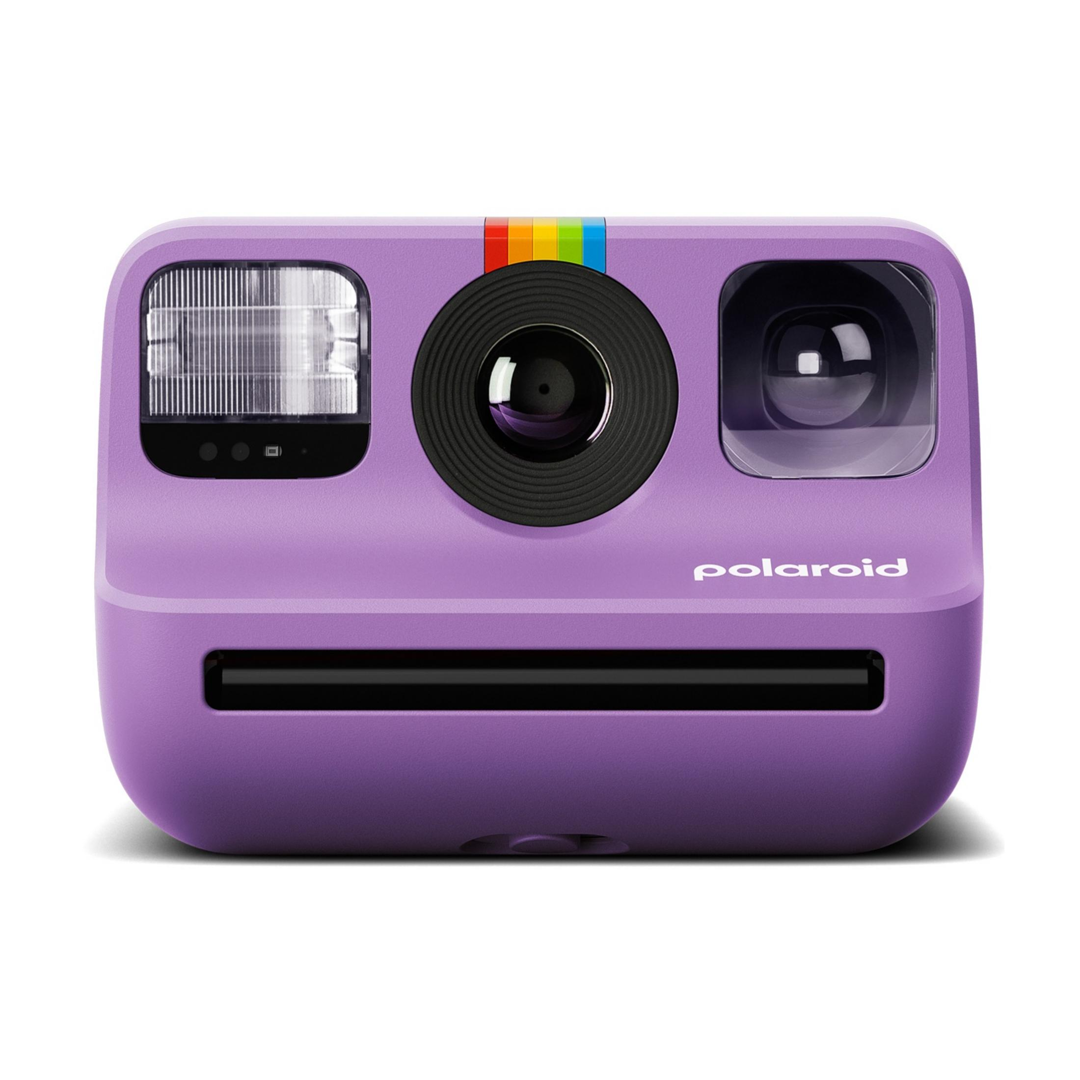 Cámara Polaroid morada con acento arcoíris sobre el lente.