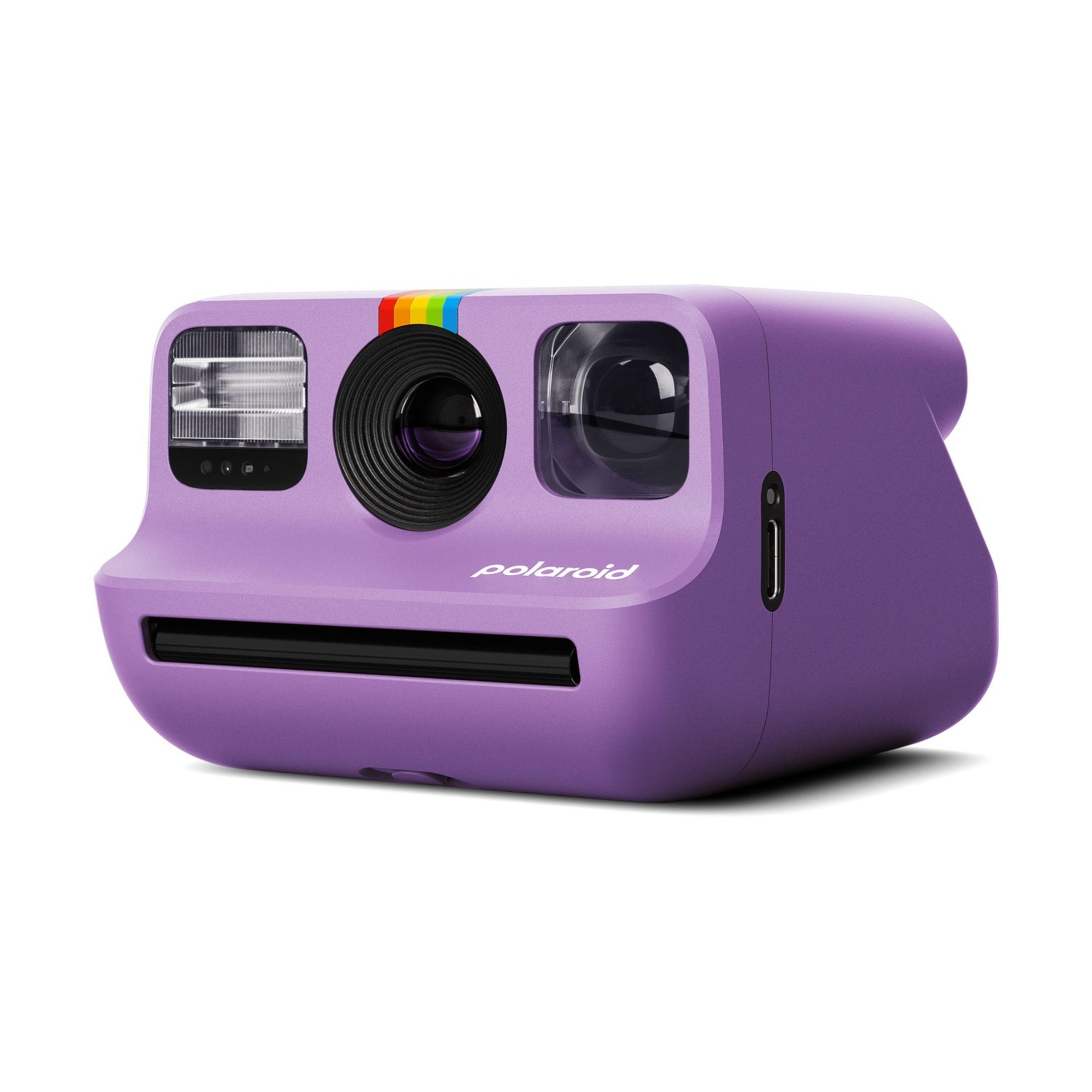 Una cámara instantánea Polaroid morada con rayas de arcoíris y lente.