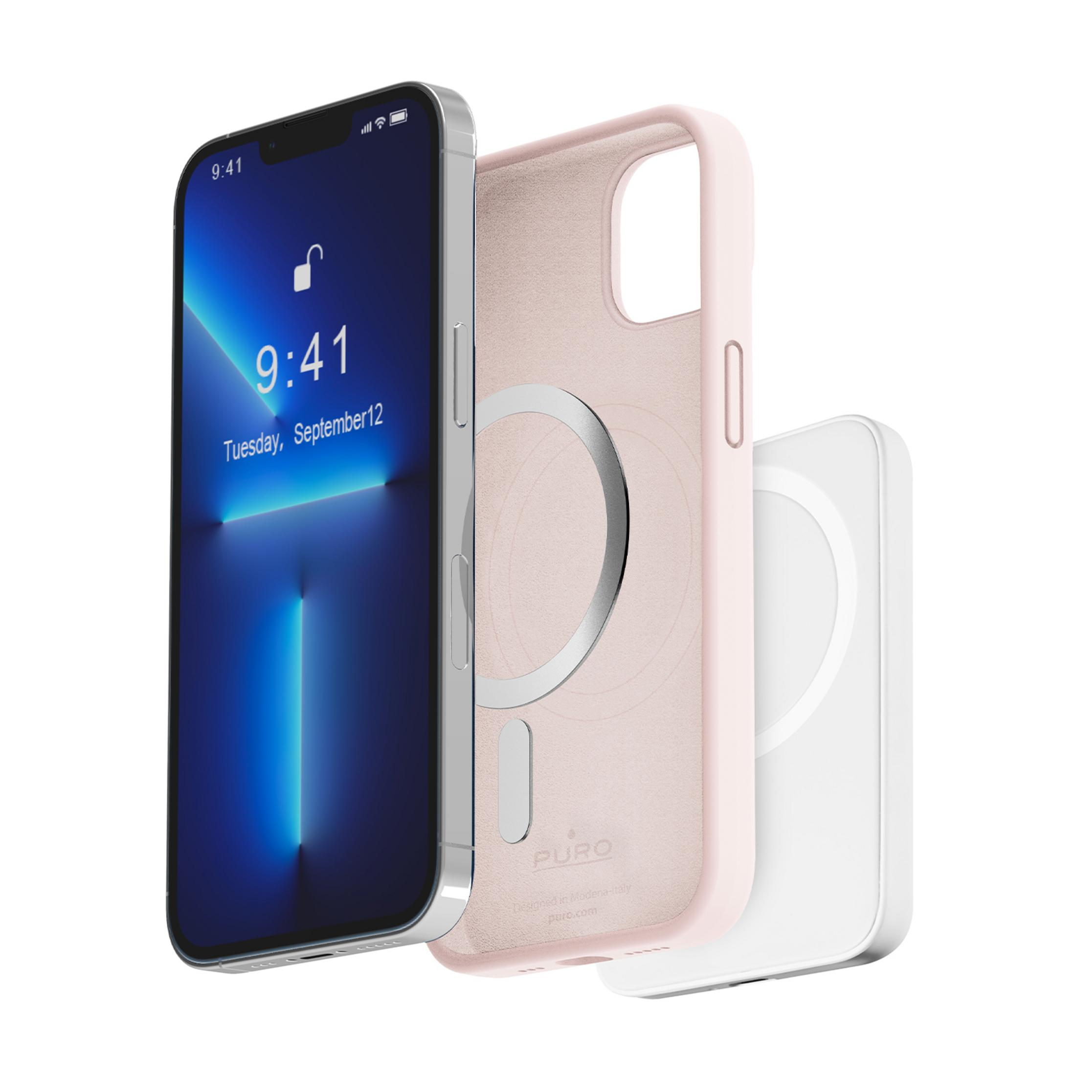 Un iPhone con cover rosa e caricatore MagSafe bianco su sfondo bianco.