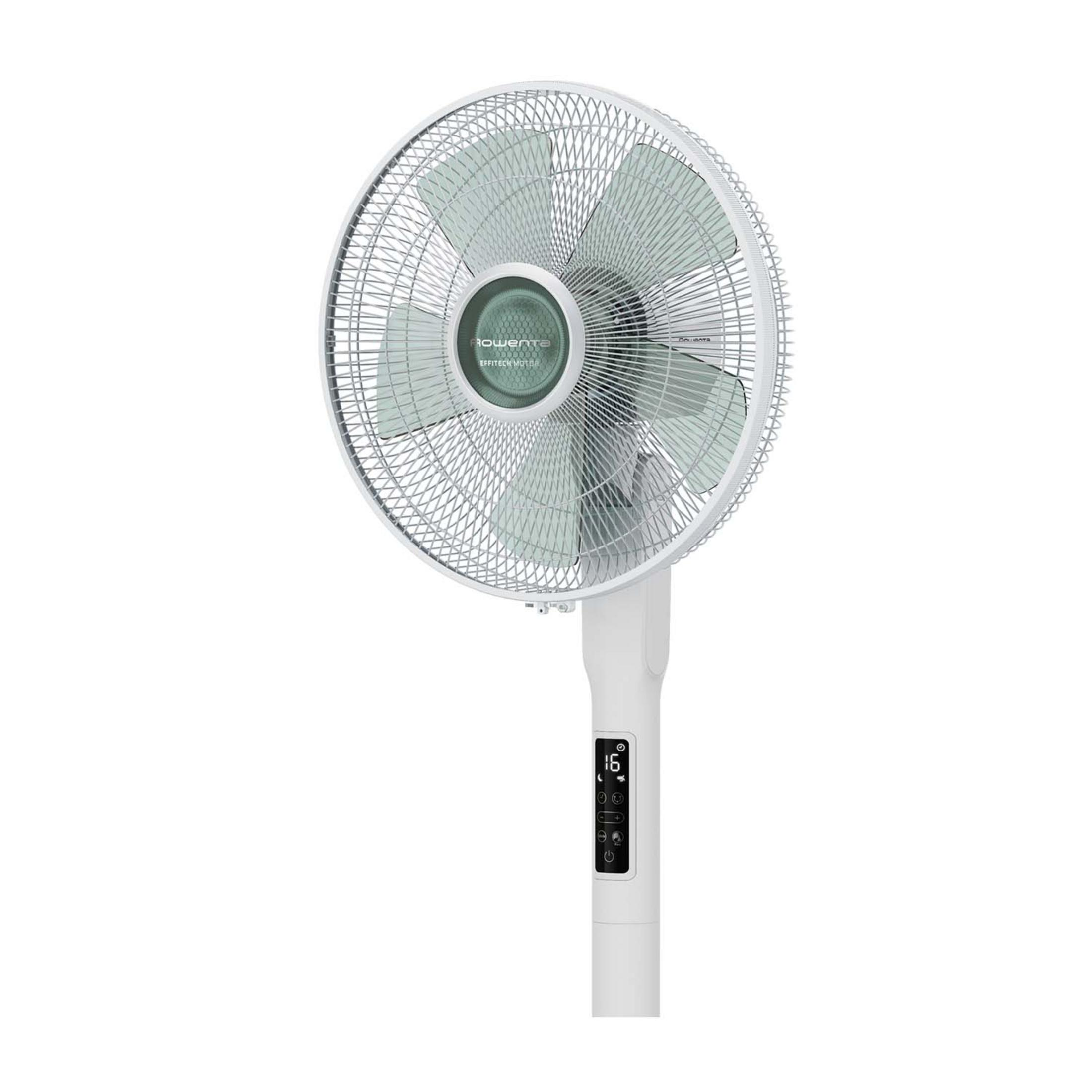 Un ventilador de pie blanco con aspas plateadas y pantalla digital en su base.