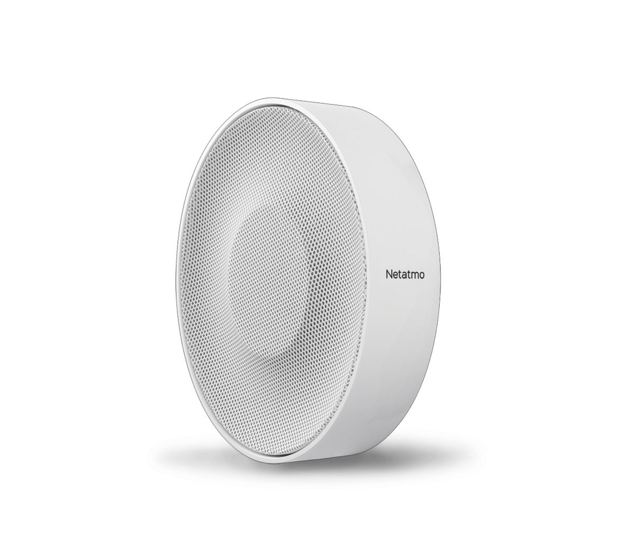 Biały, okrągły głośnik Netatmo z perforowanym panelem przednim.