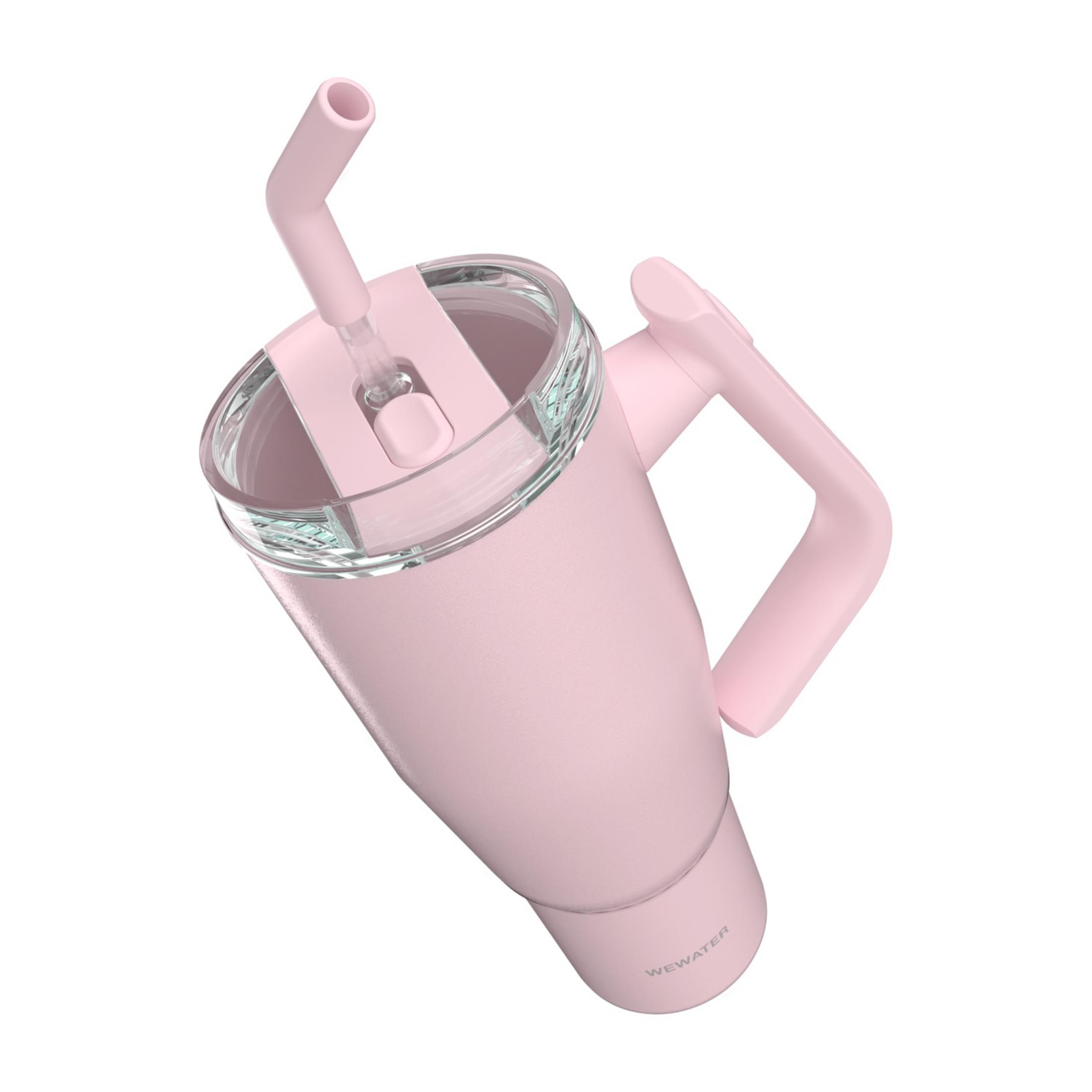 Un vaso rosa con asa y pajita, aislado sobre fondo blanco.