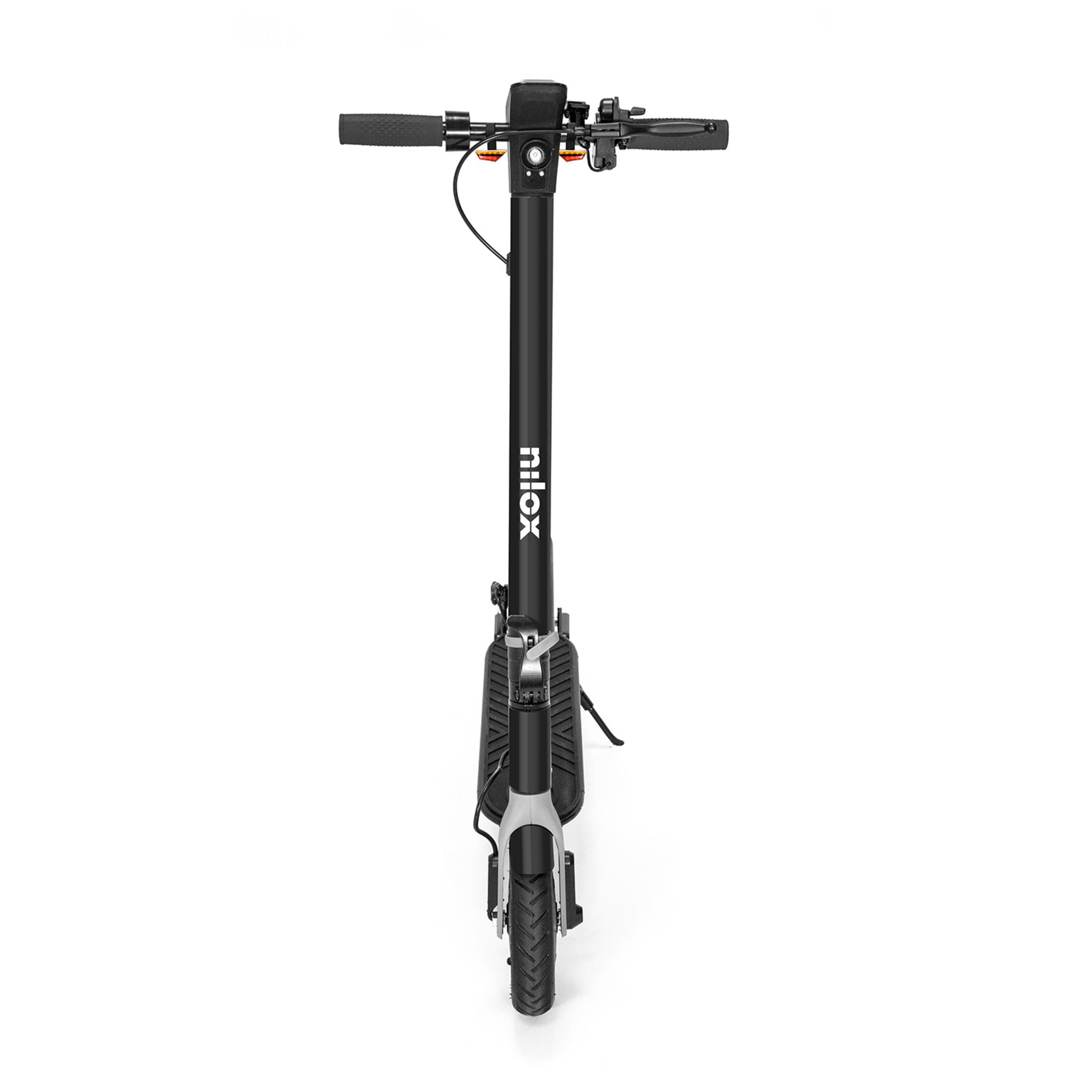 Uno scooter elettrico nero con logo Nilox, visto frontalmente.