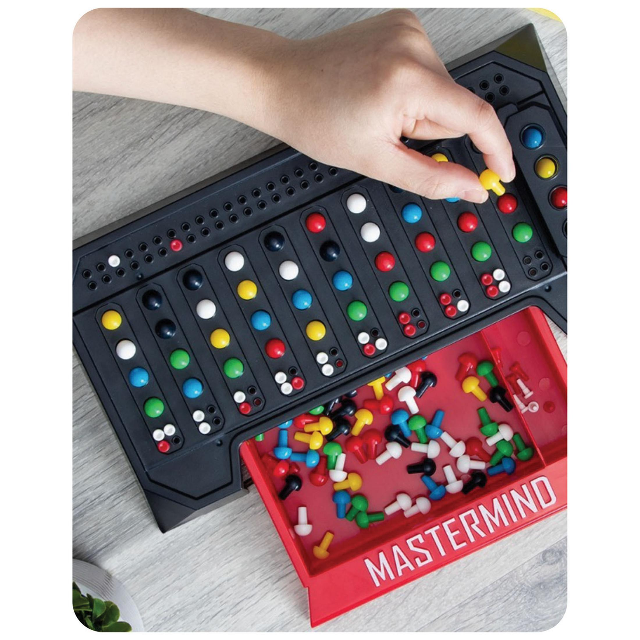 Eine Hand setzt einen gelben Stift in ein Mastermind-Spielbrett mit bunten Stiften.