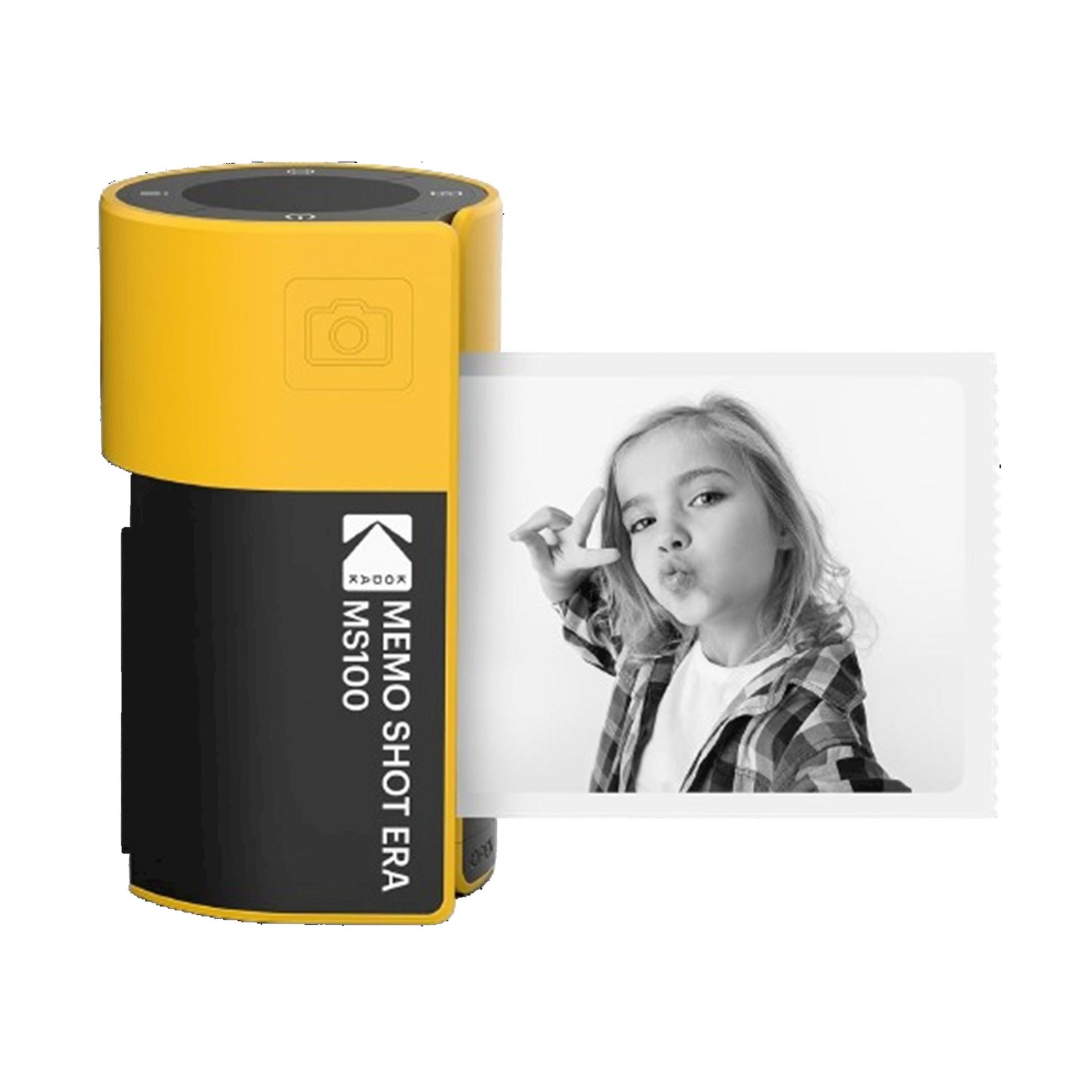 Un dispositivo Kodak giallo stampa una foto in bianco e nero di una ragazza che fa il segno della pace.