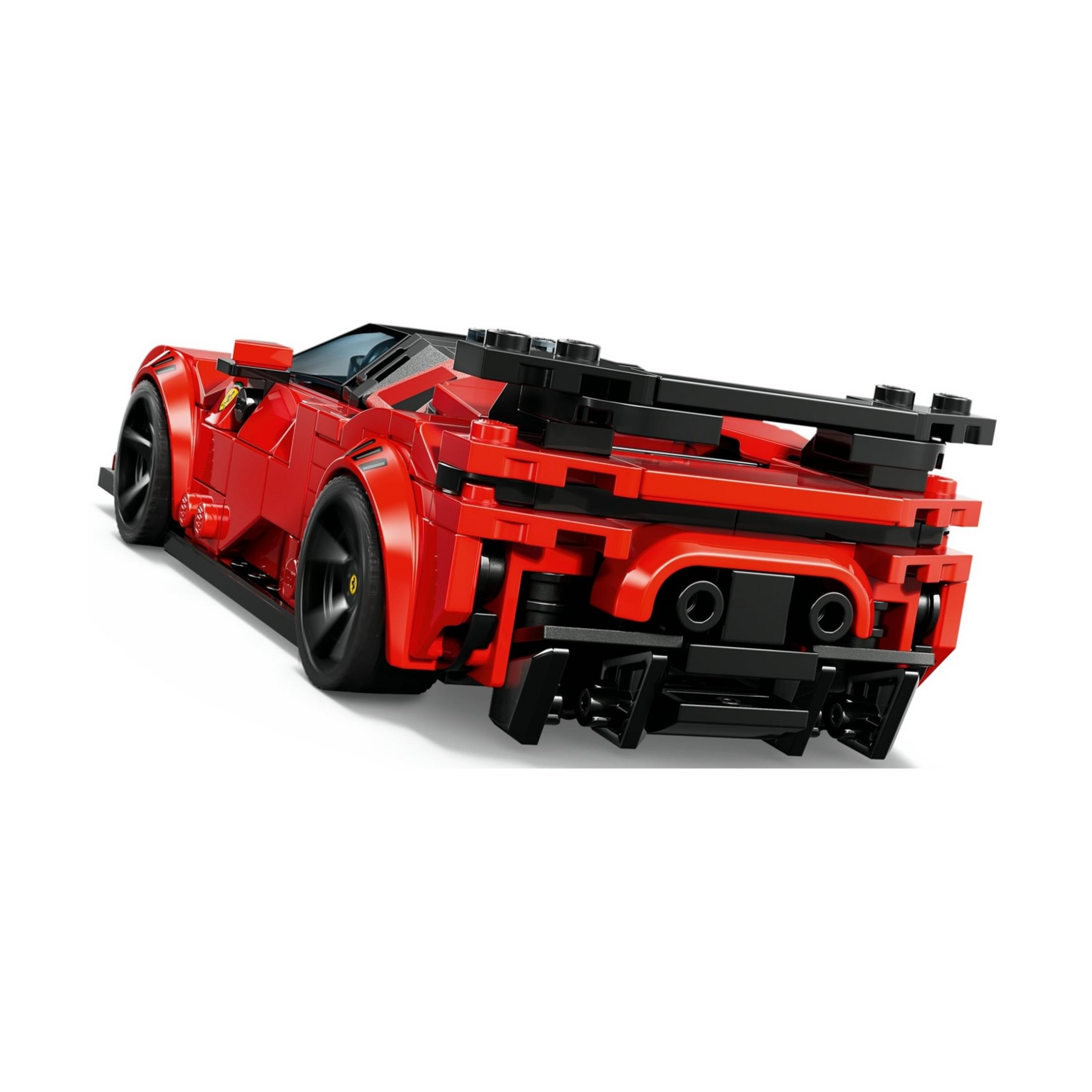 Czerwony samochód sportowy Lego z czarnymi akcentami, widziany z tyłu.