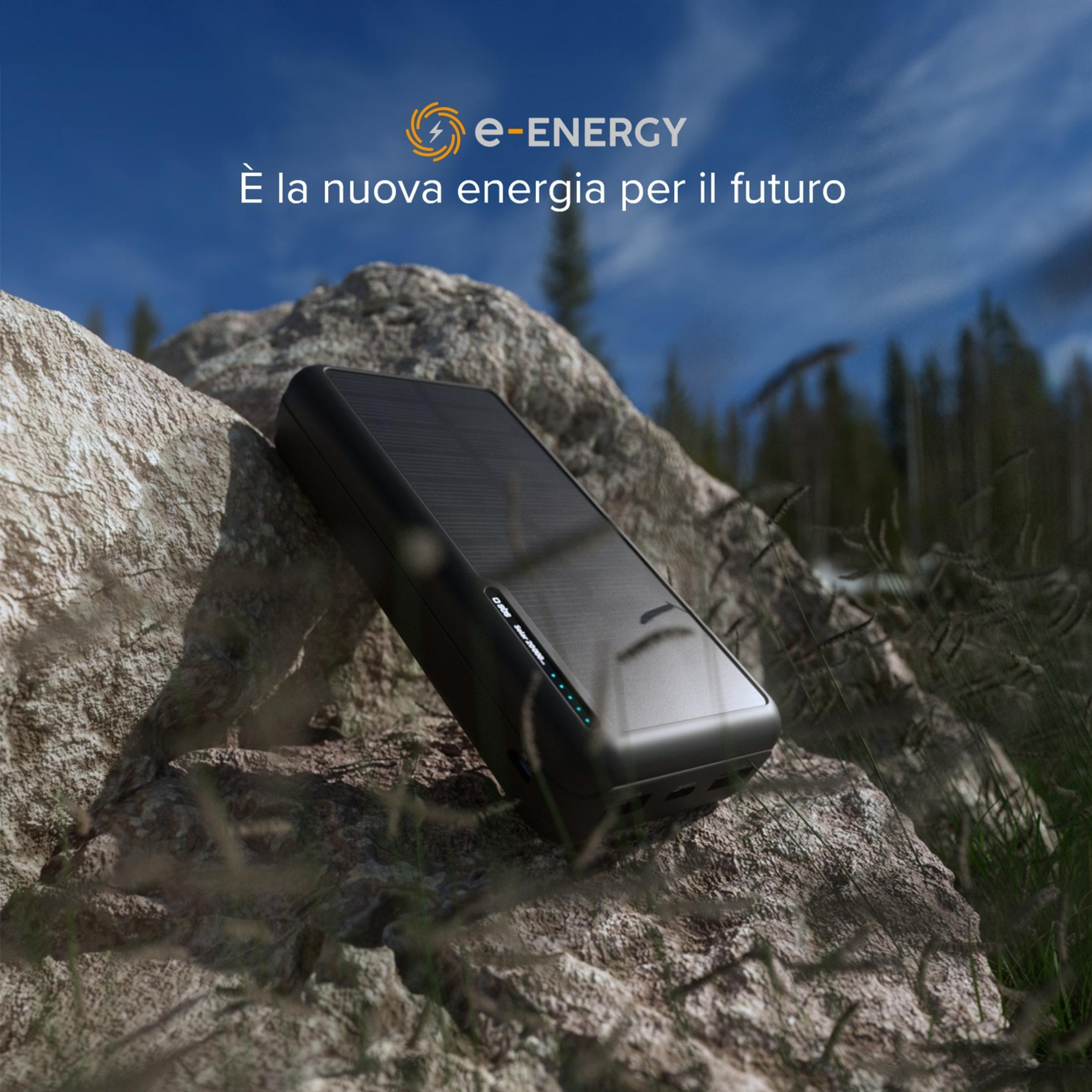 Czarna powerbank solarny na skałach, z tekstem i logo.