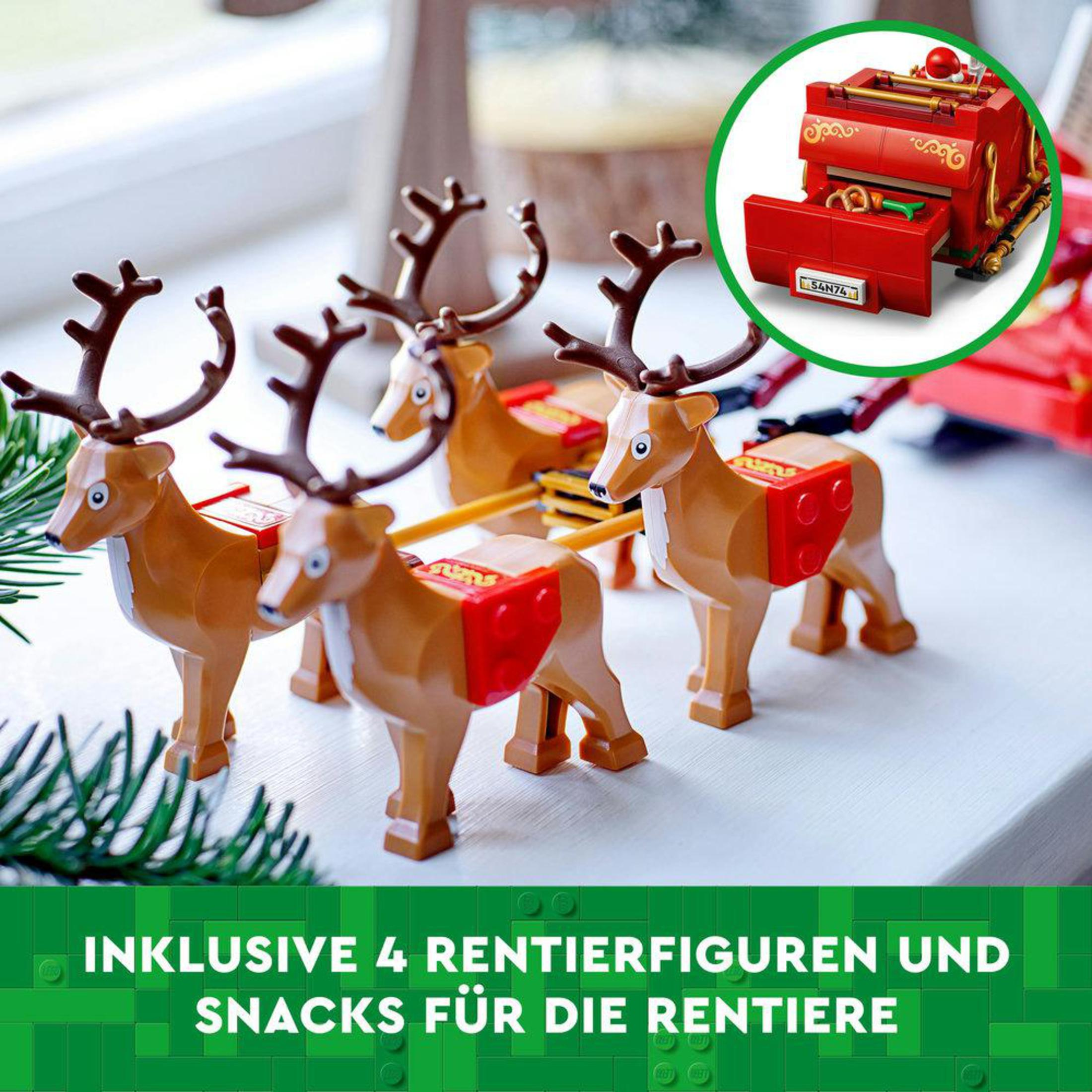 Vier braune Rentierfiguren mit roten Sätteln und einem roten Schlitten.