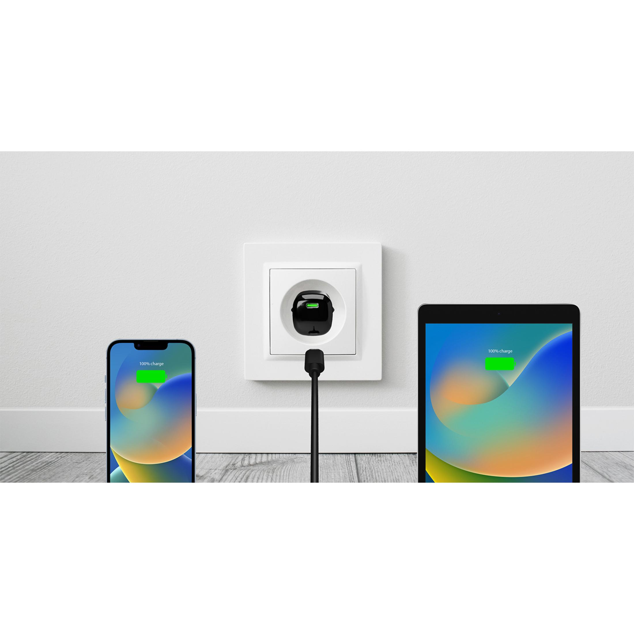 Uno smartphone e un tablet si caricano contemporaneamente da una presa a muro.