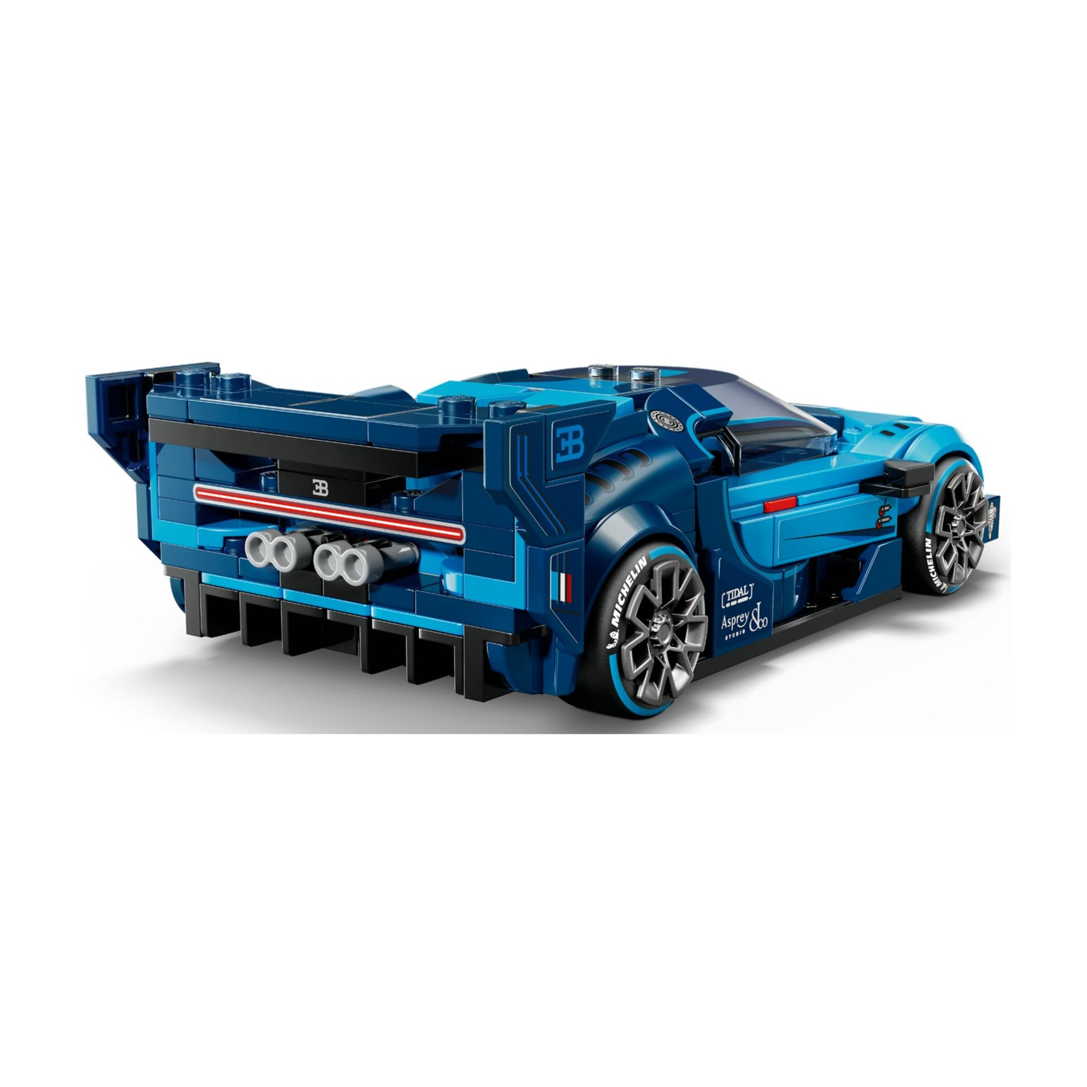 Niebieski Lego Bugatti z dużym tylnym spojlerem i oponami Michelin.