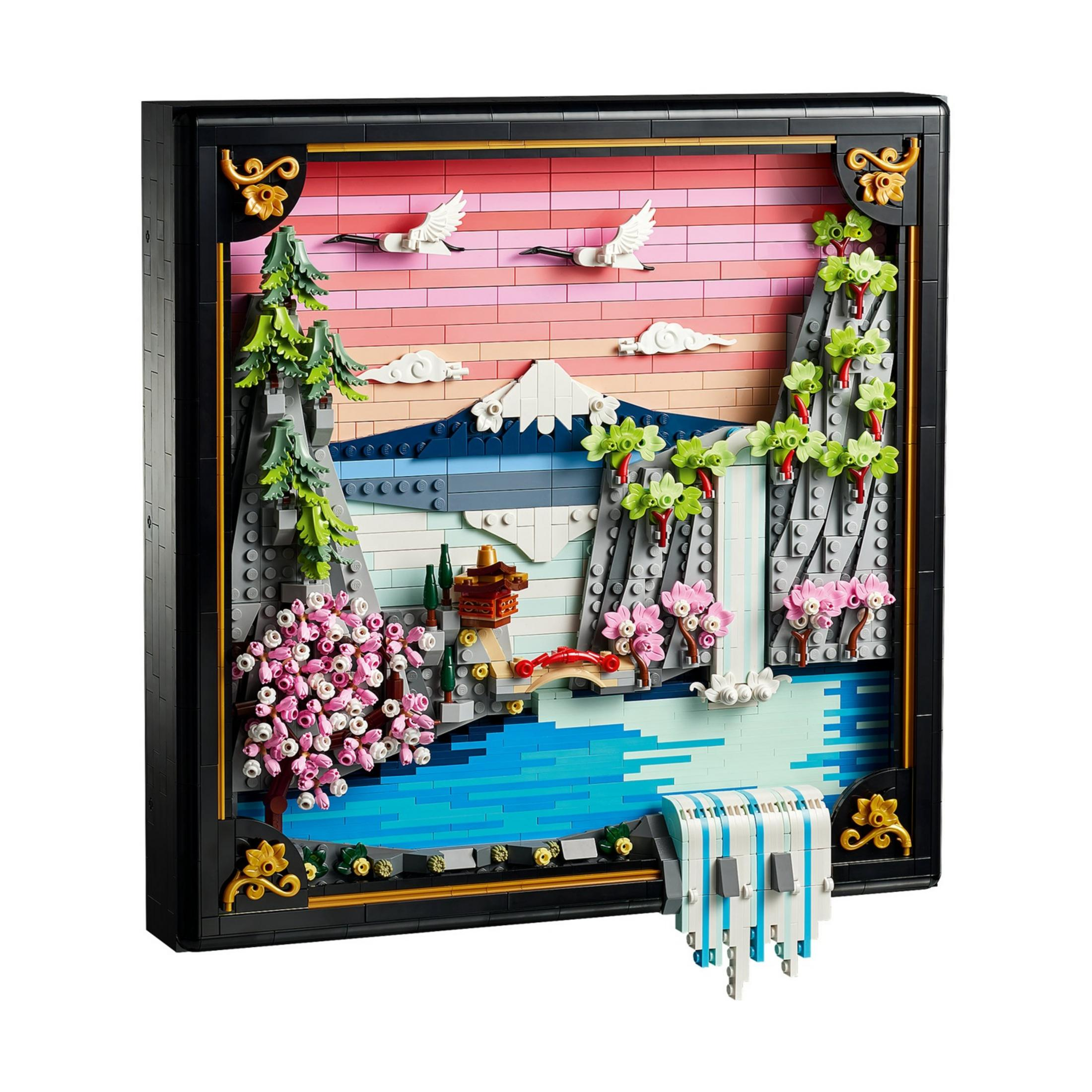 Diorama Lego japońskiego krajobrazu z górą, wodospadem, kwiatami wiśni i żurawiami.