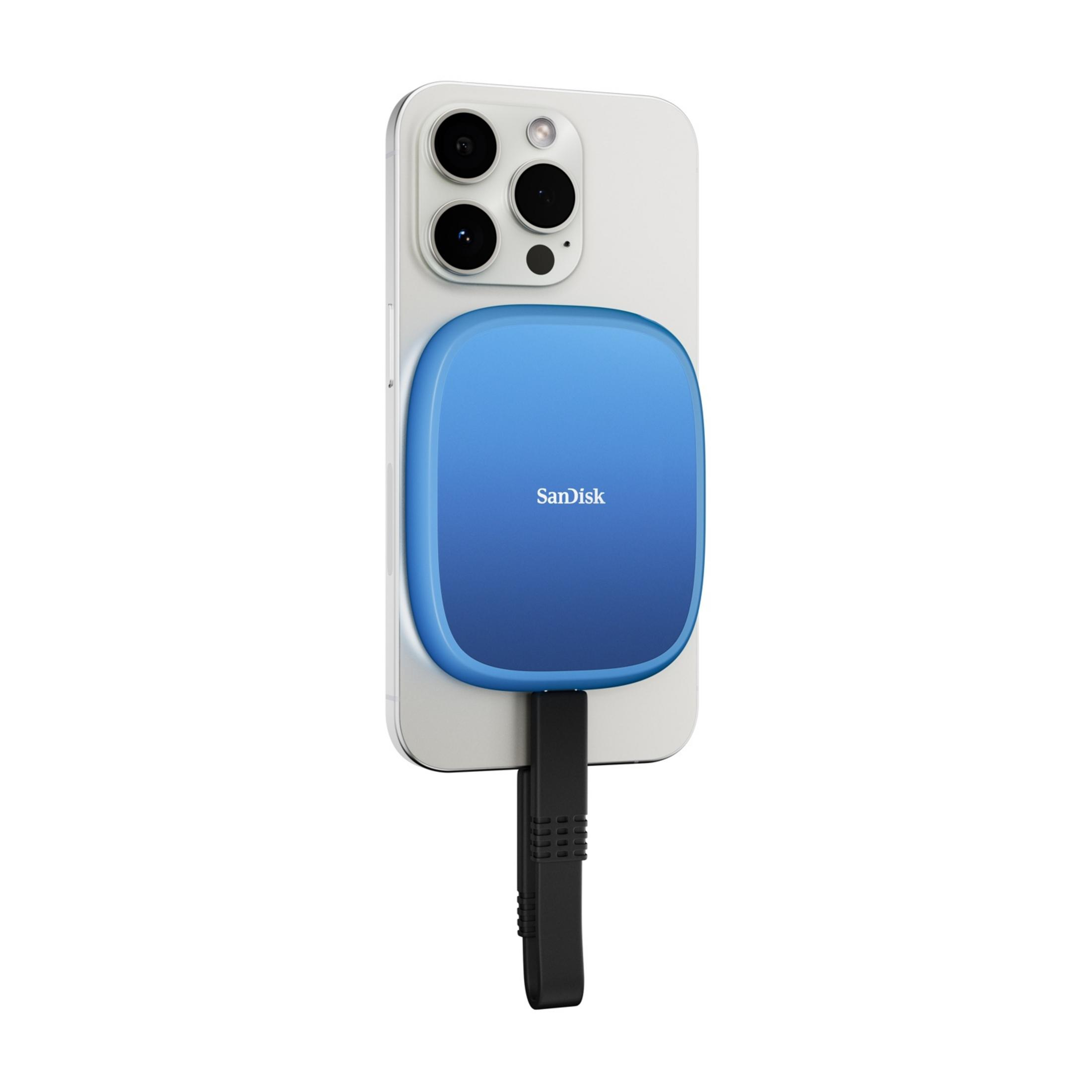 Uno smartphone bianco con una soluzione di archiviazione SanDisk blu collegata.
