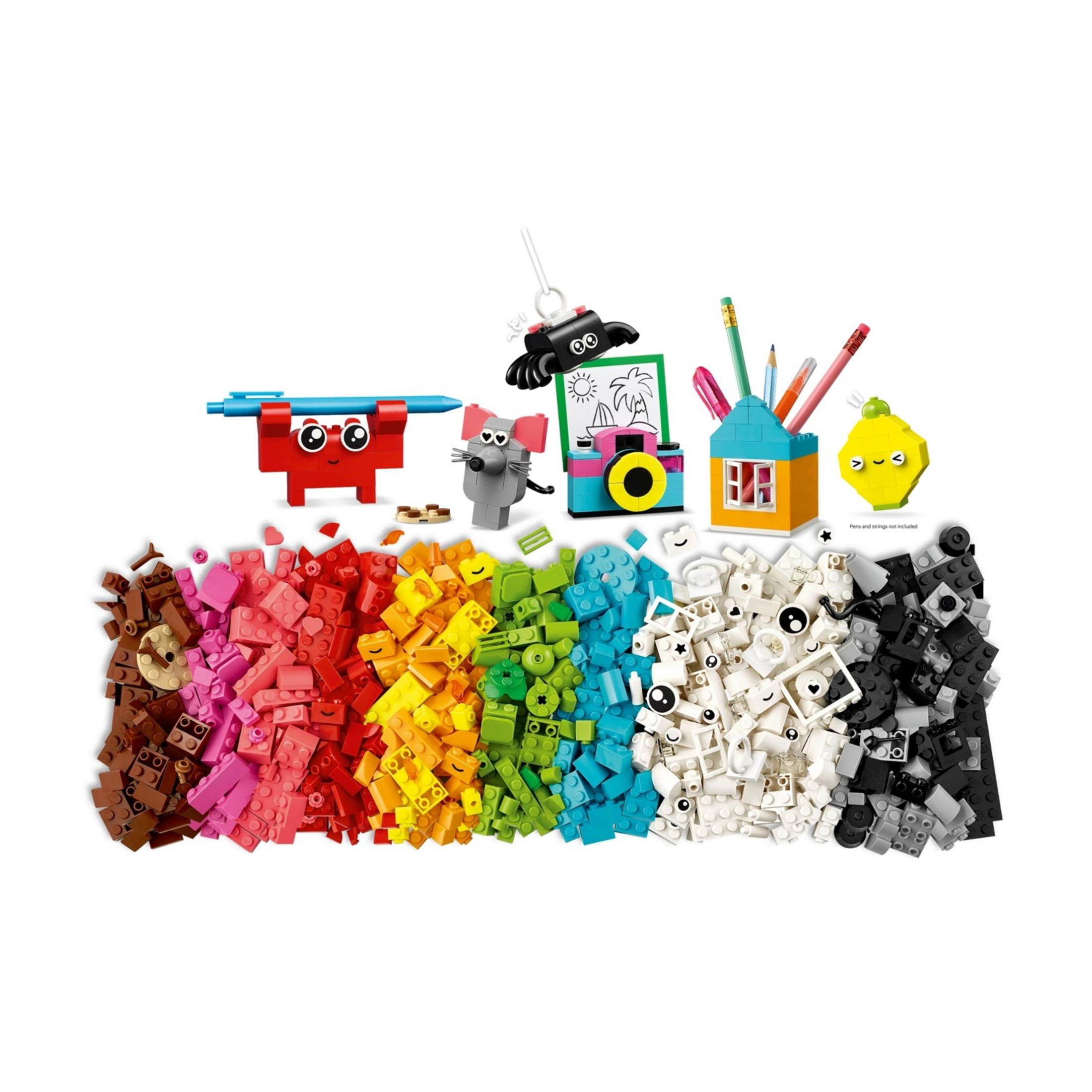 Kolorowe klocki Lego w kolorach tęczy i różne figurki zabawek.