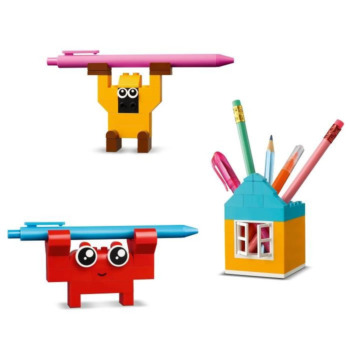 Żółty robot Lego trzyma różowy długopis. Czerwony robot trzyma niebieski długopis. Domowy pojemnik na ołówki.