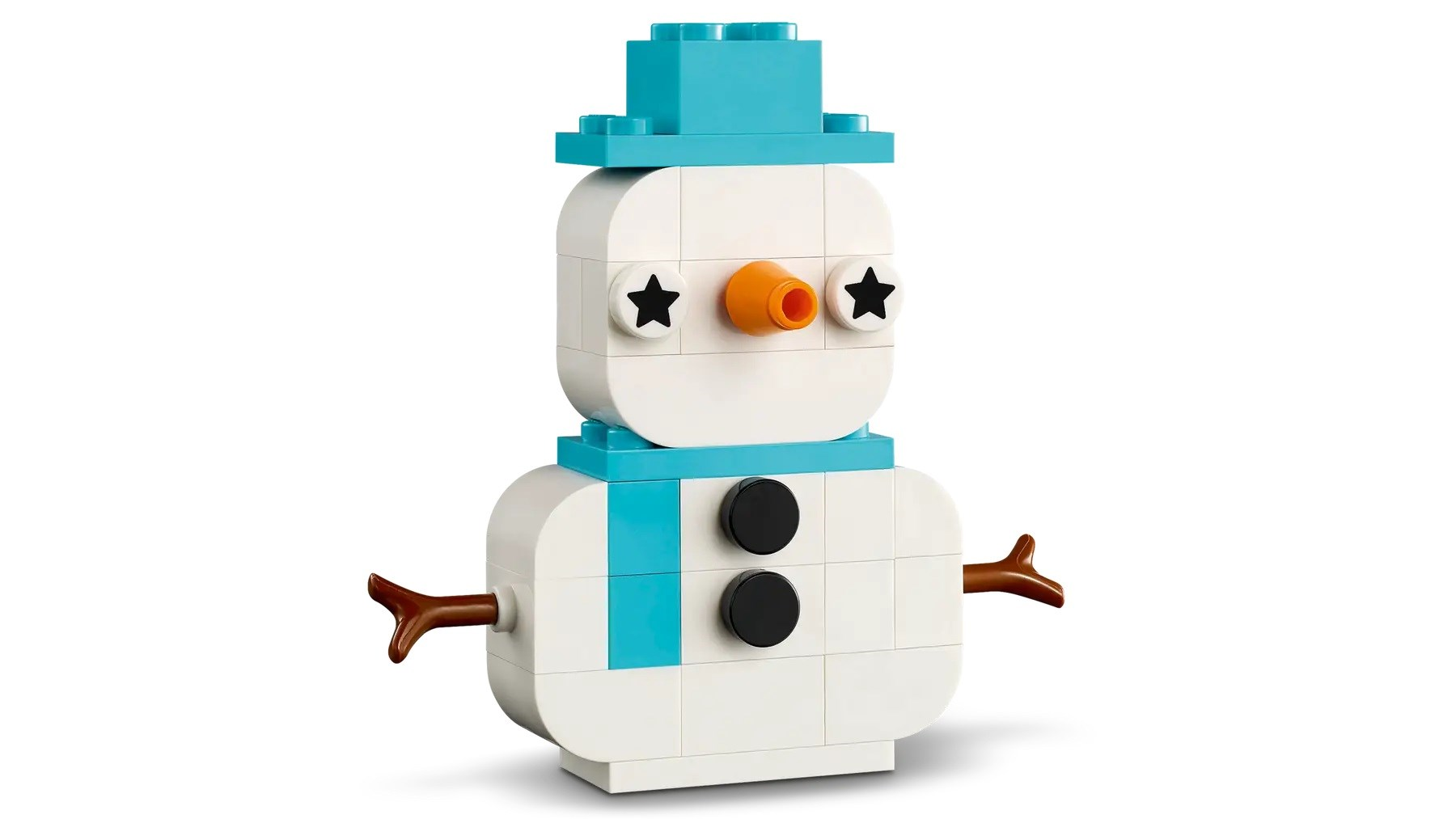 Bałwan zbudowany z białych klocków Lego z niebieskimi i czarnymi detalami.