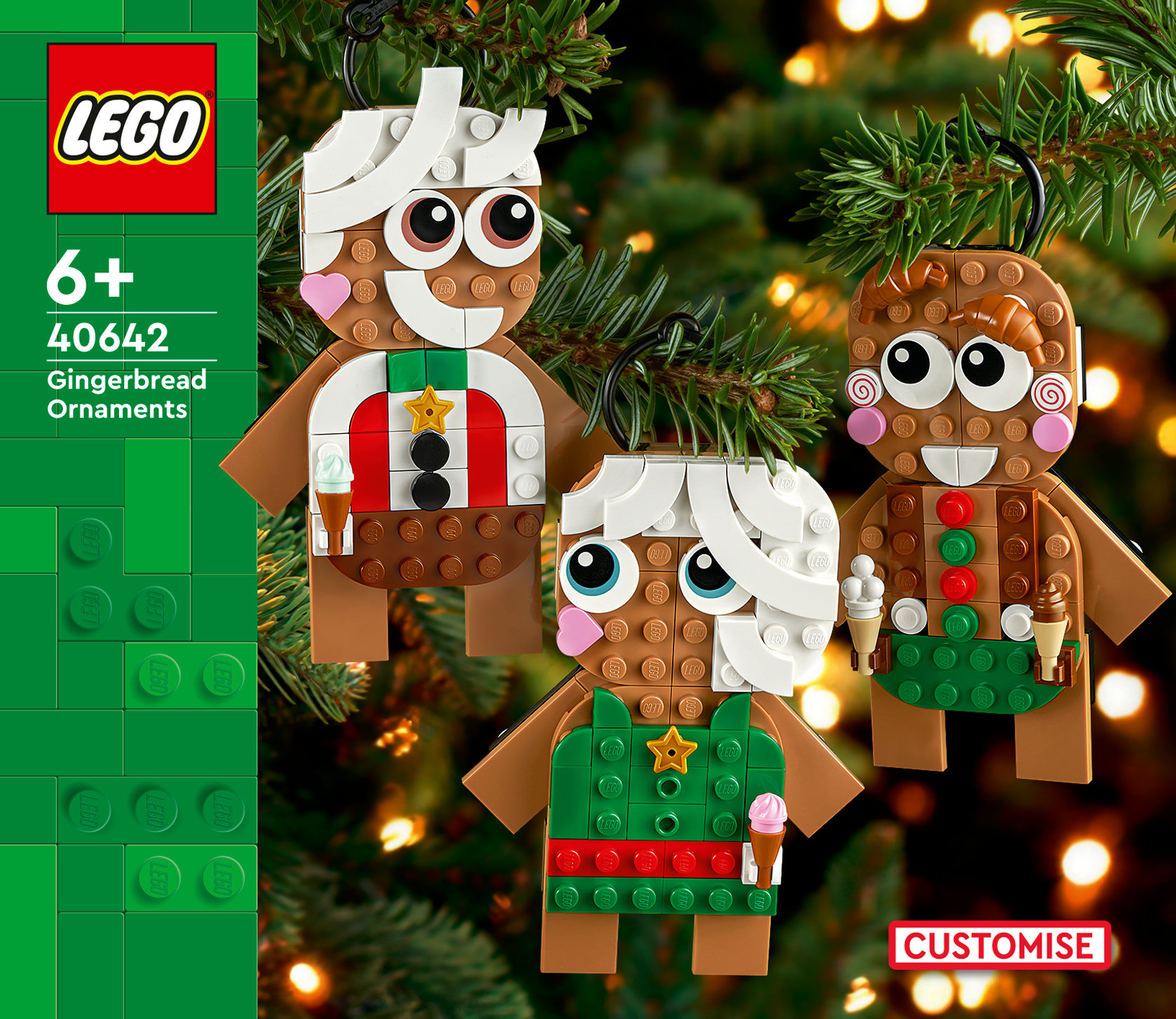 Drei LEGO Lebkuchenmännchen-Ornamente hängen an einem Weihnachtsbaum.