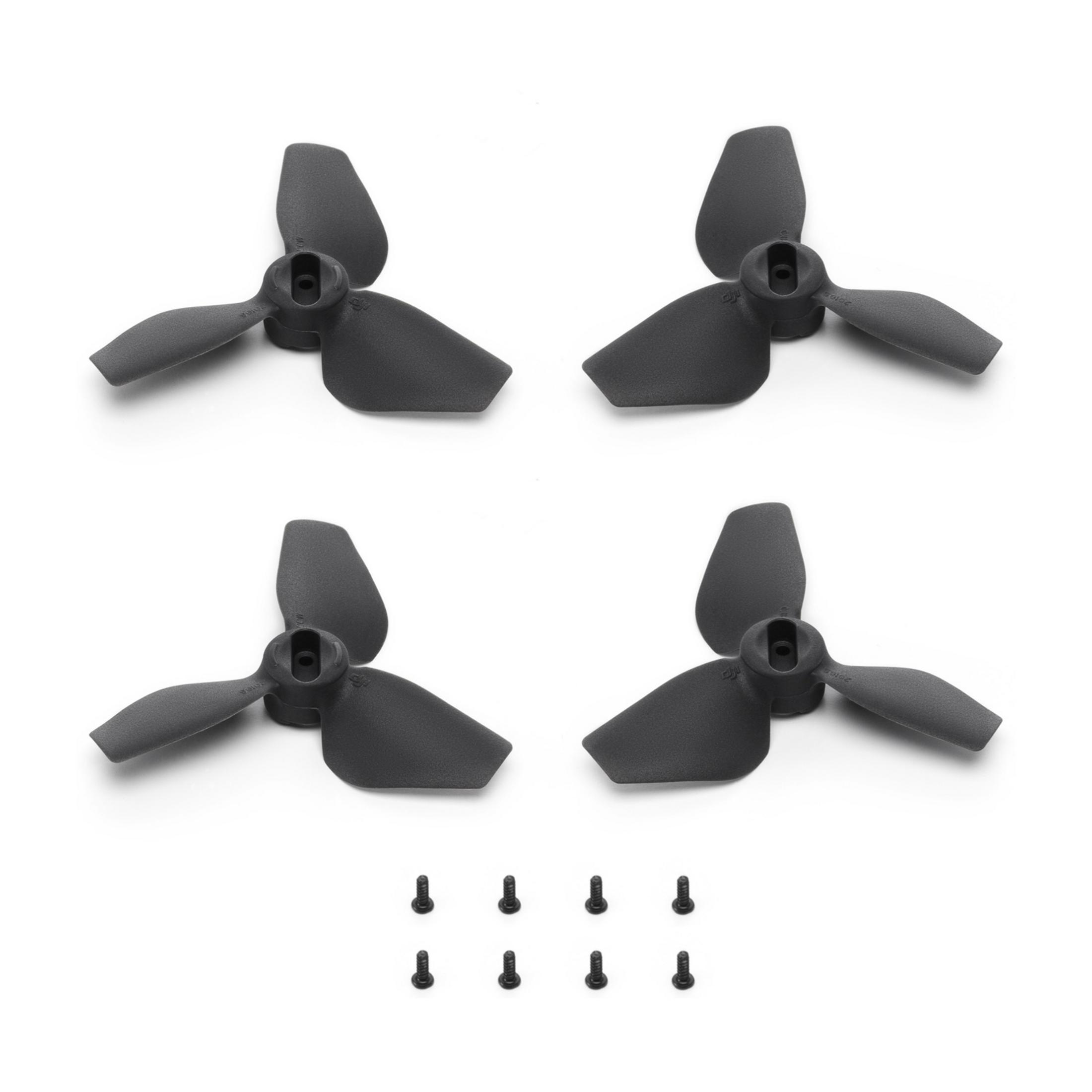 Cuatro hélices de dron grises y ocho tornillos sobre fondo blanco.