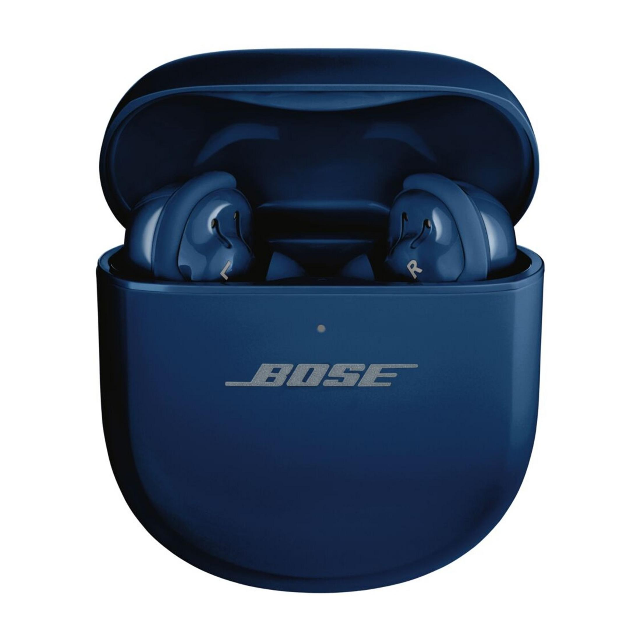 Niebieskie słuchawki Bose w otwartym etui ładującym. Widoczne oznaczenia lewy i prawy.